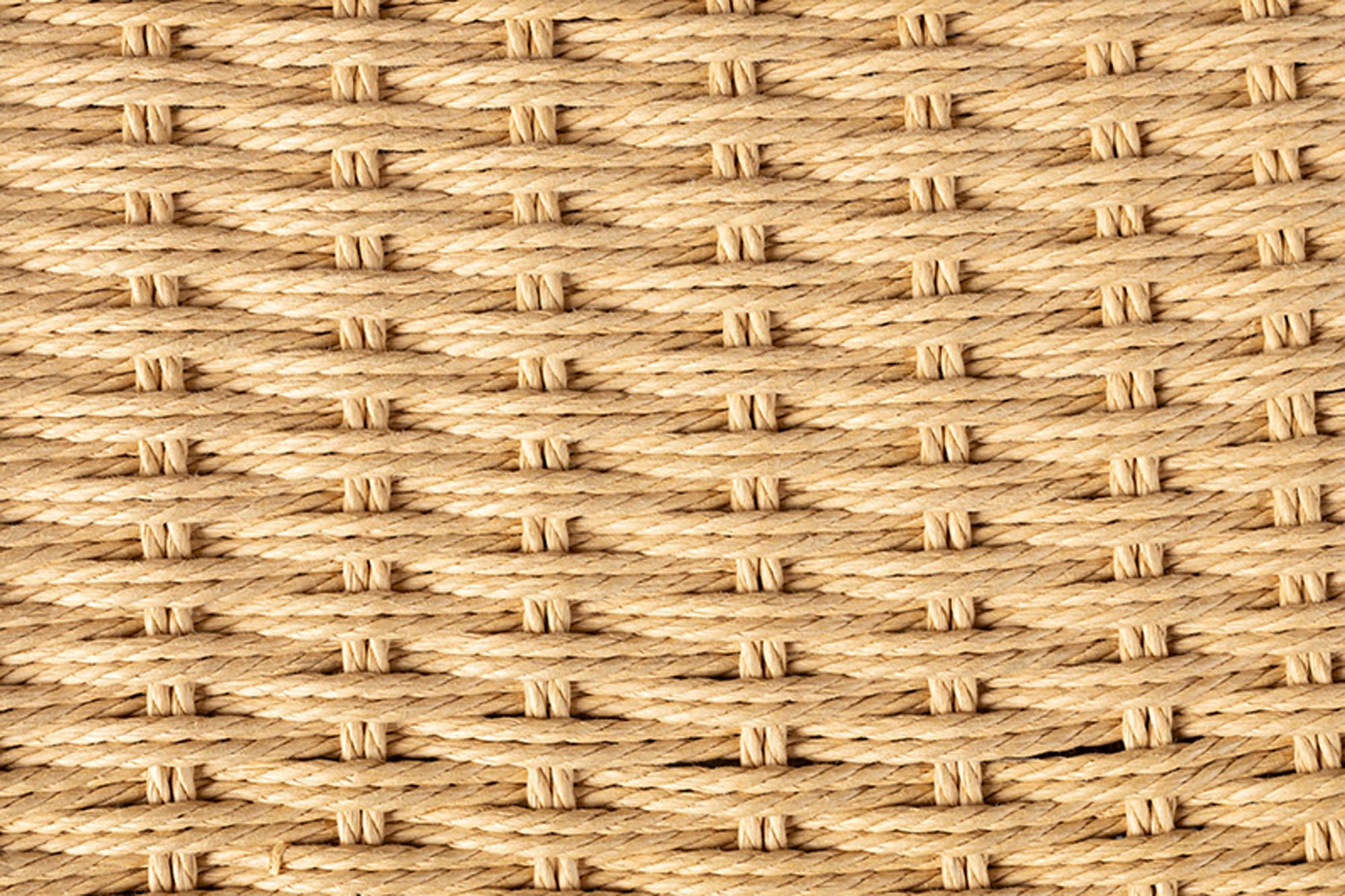Eleganter Stuhl Cecile von Dutchbone, vereint skandinavische Ästhetik mit hochwertigem Buchenholz und einer einzigartigen Strickkordel für optimalen Sitzkomfort.