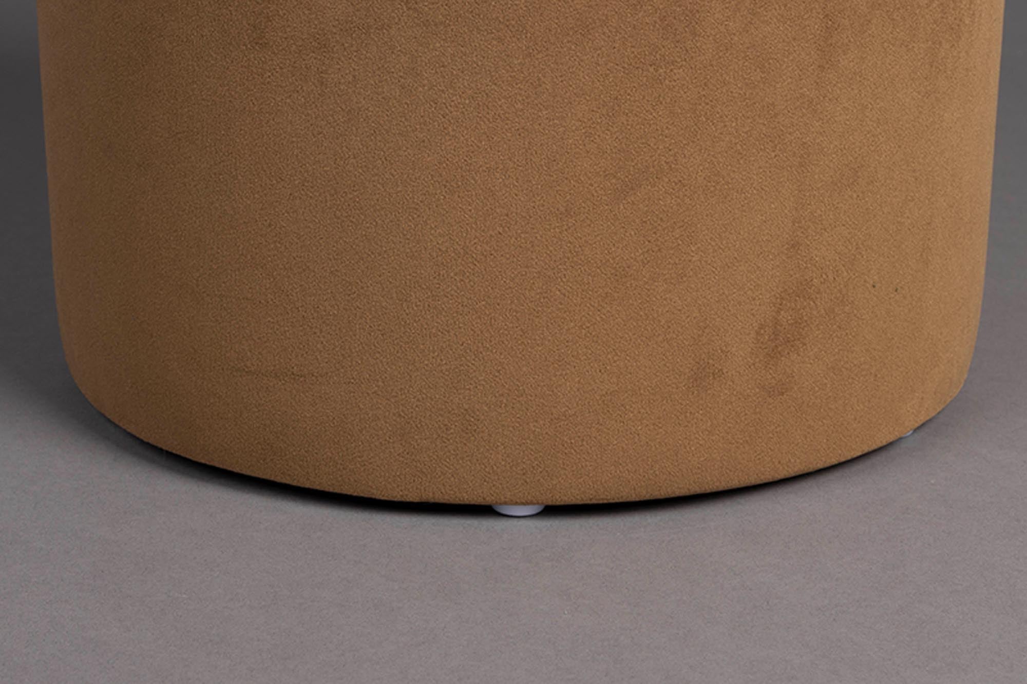 Eleganter Hocker Aditi von Dutchbone, ideal für stilvolle Akzente in jedem Raum, kombiniert Funktionalität mit modernem Design.