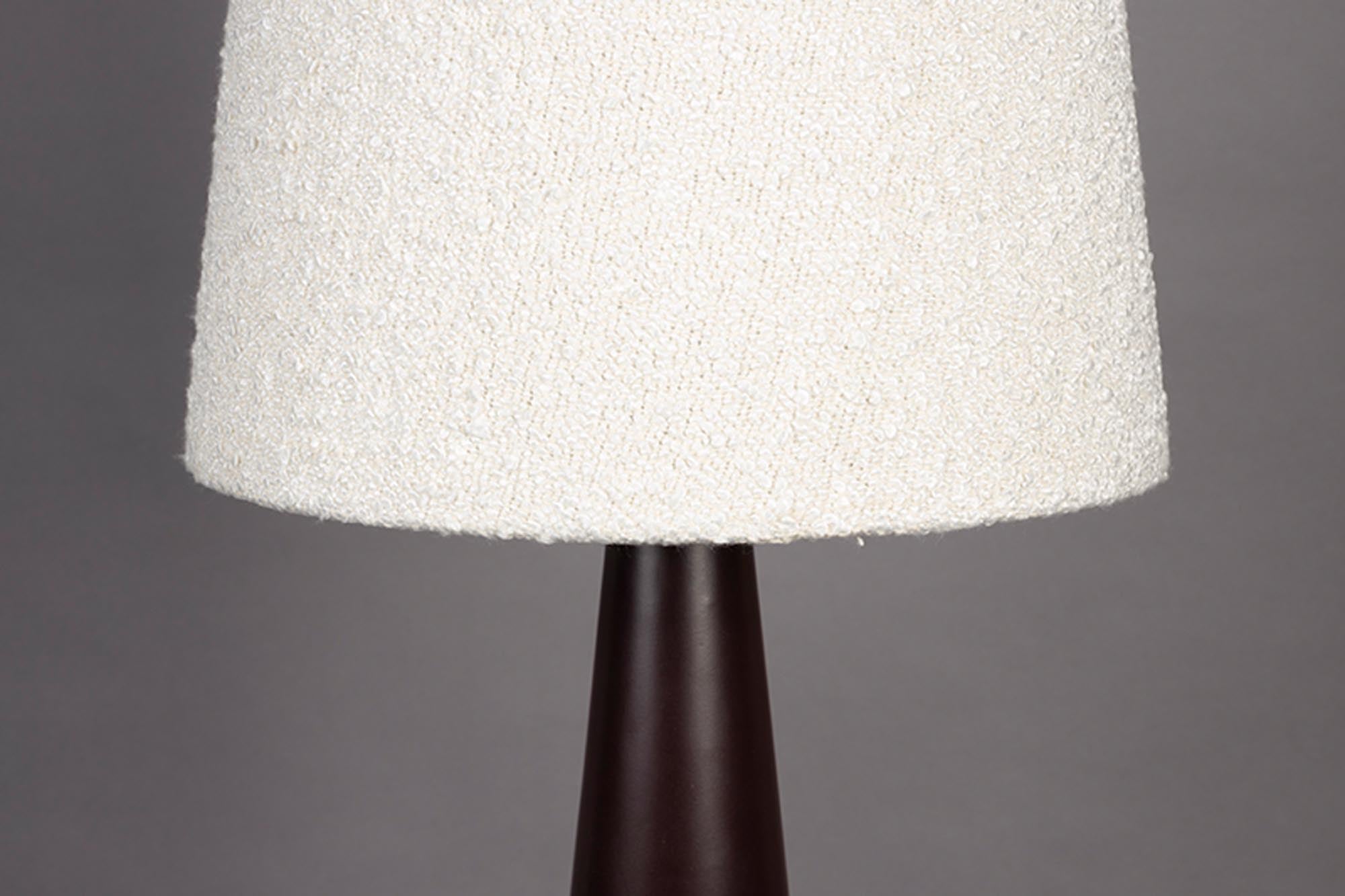 Moderne Stehleuchte Miki Bouclé von Dutchbone, gefertigt aus hochwertigem Bouclé-Stoff, ideal für ein gemütliches Ambiente.