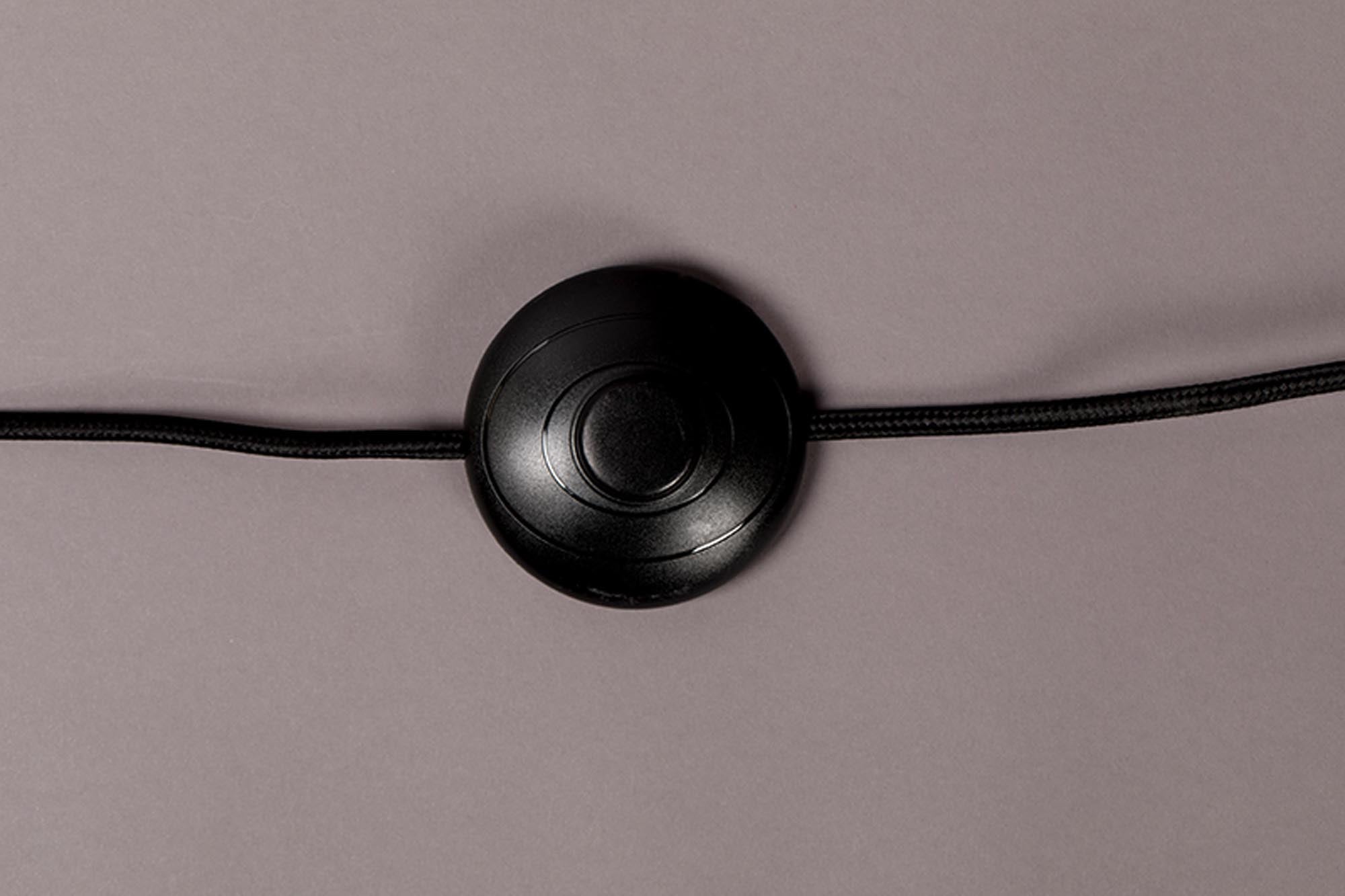 Die Miki Bouclé Stehlampe von Dutchbone vereint elegantes Design mit Funktionalität und sorgt für eine warme, einladende Atmosphäre in jedem Raum.