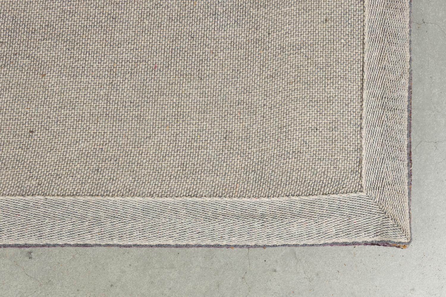 Teppich Bashmira: Retro-Charme in Erdtönen für gemütliche Wohnräume.