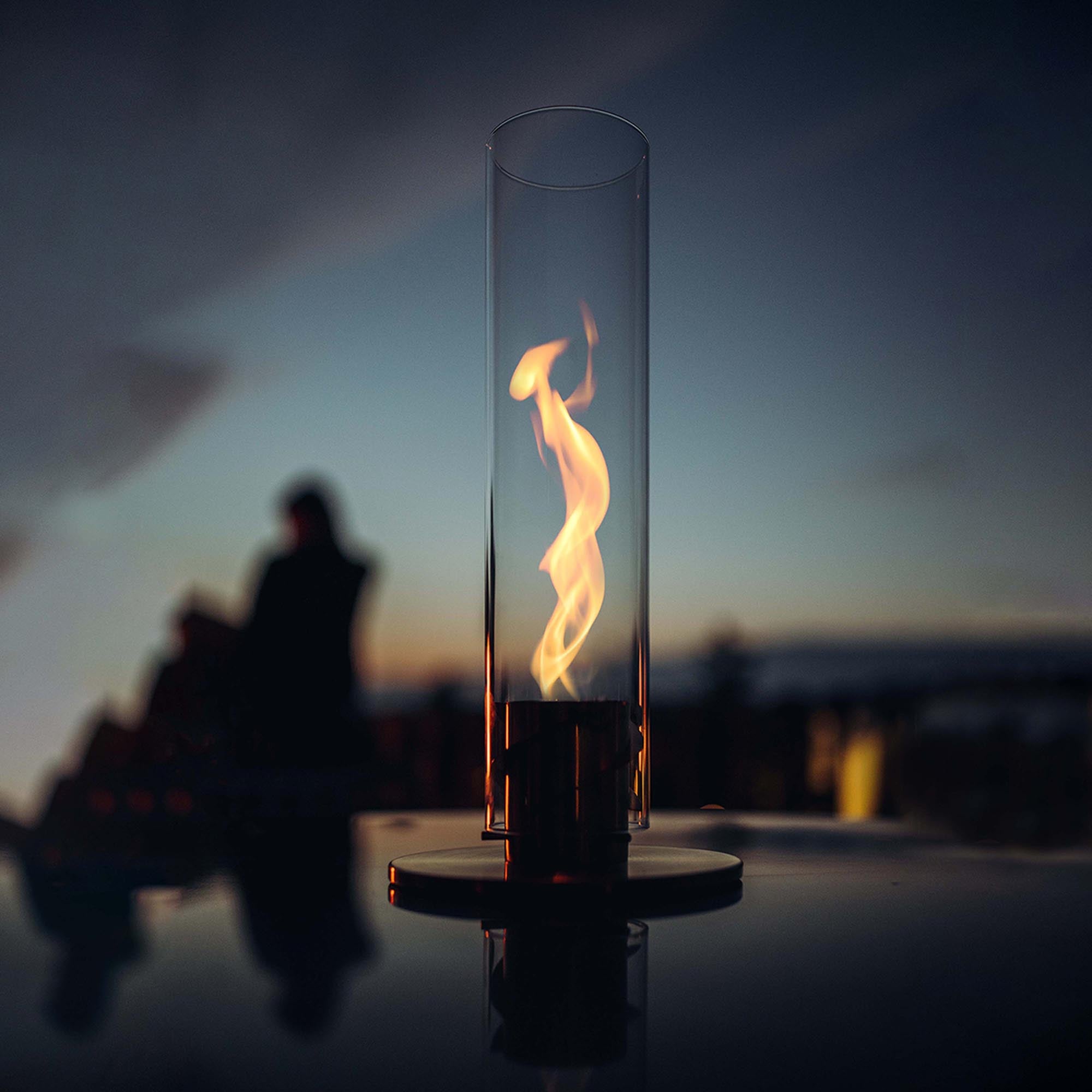 SPIN von Höfats: Stilvolle Fackel, die durch ihr modernes Design und sanftes Licht eine einladende Atmosphäre im Garten schafft.