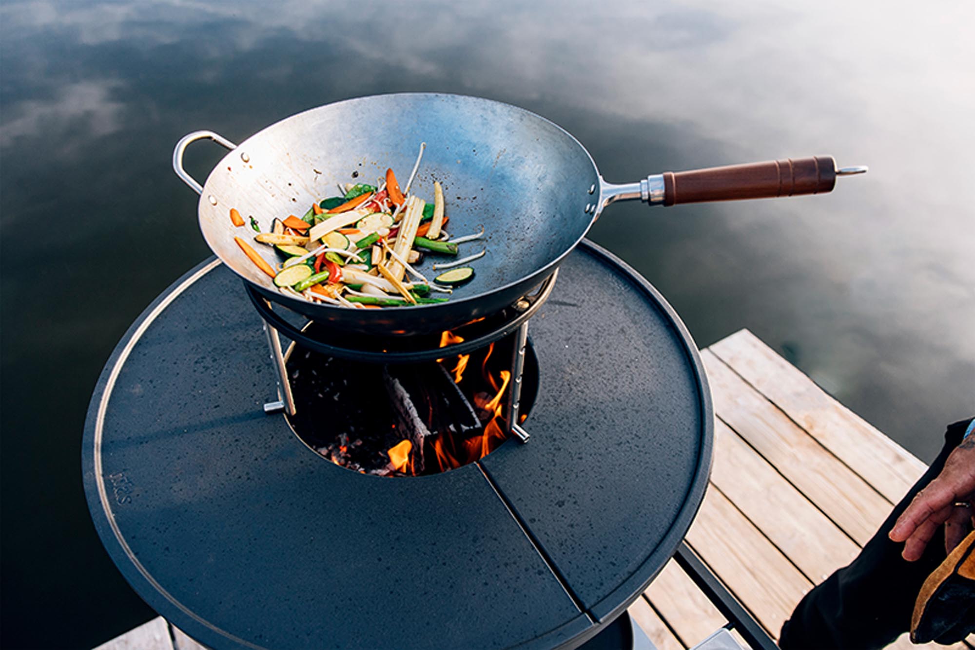 Entdecken Sie das BOWL 57 Sear Grate von Höfats – ideal für perfekte Grillmomente und köstliche Steaks. Erfordert 2 Planchas.