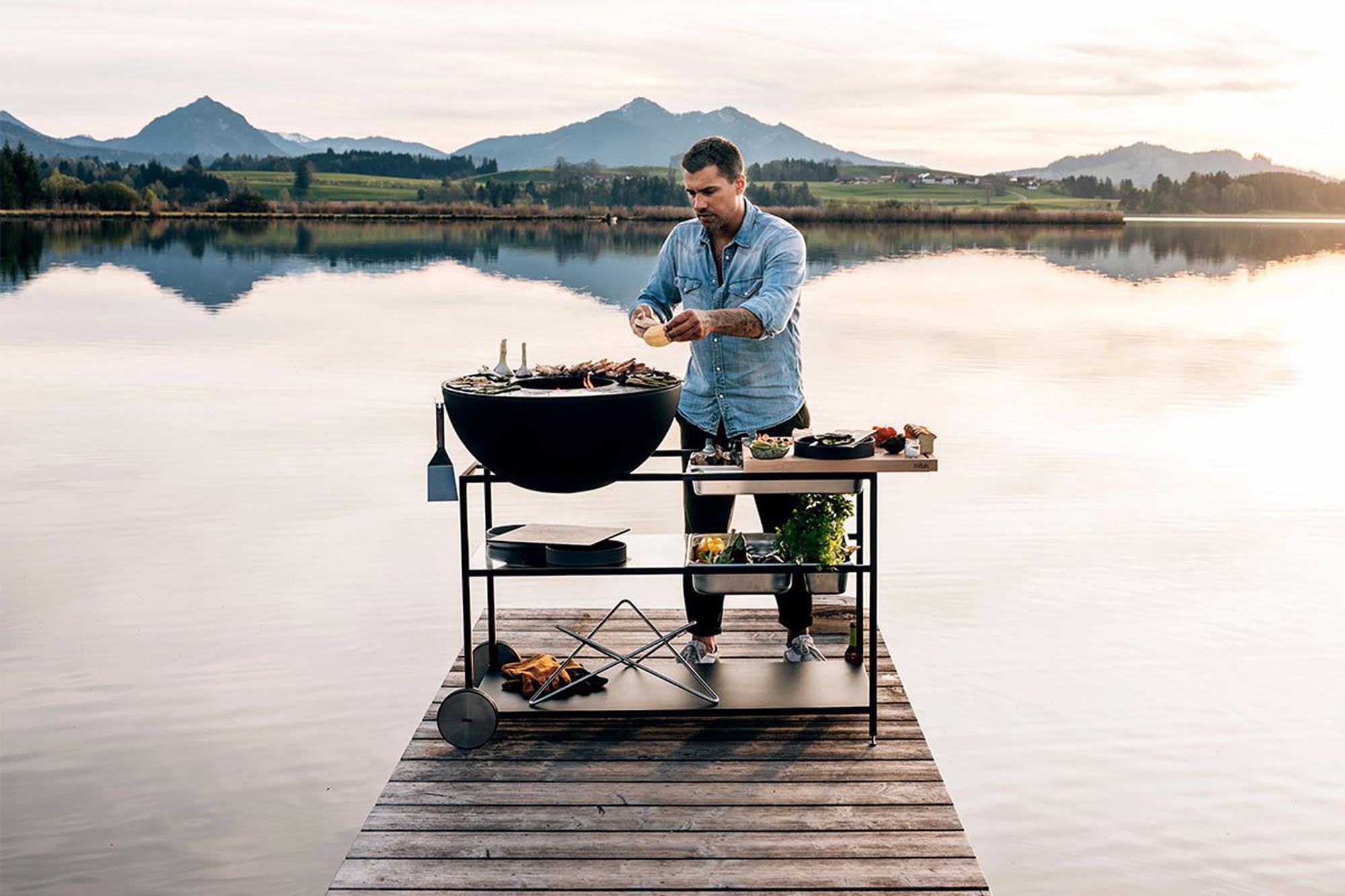 Erlebe die FIRE KITCHEN mit BOWL 70 Plancha-Grillset von Höfats – die ideale Lösung für Outdoor-Kochen mit Stil und Funktionalität!