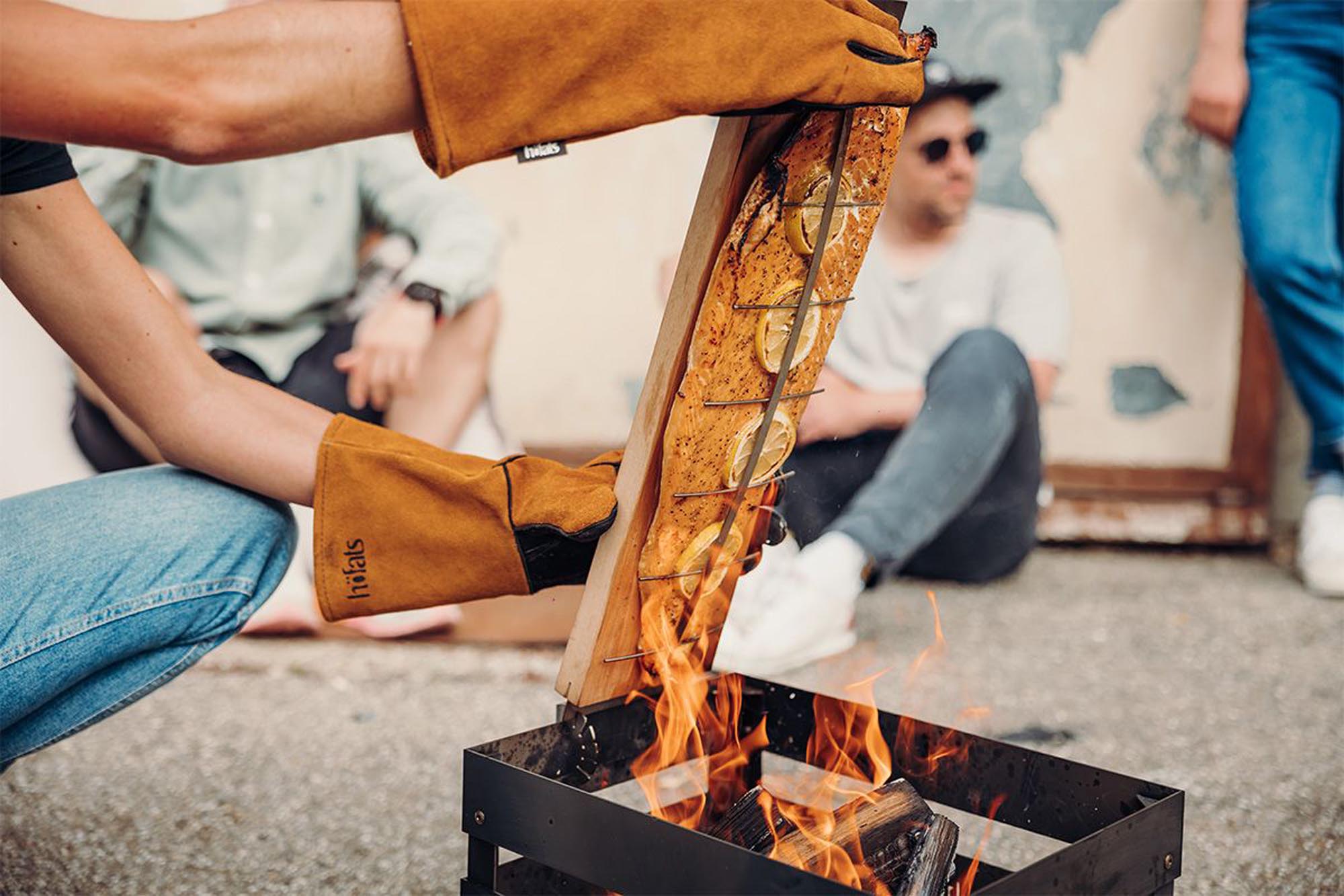 Perfekter Lachsgenuss: Höfats Flammlachsbrett für BBQ-Profis.