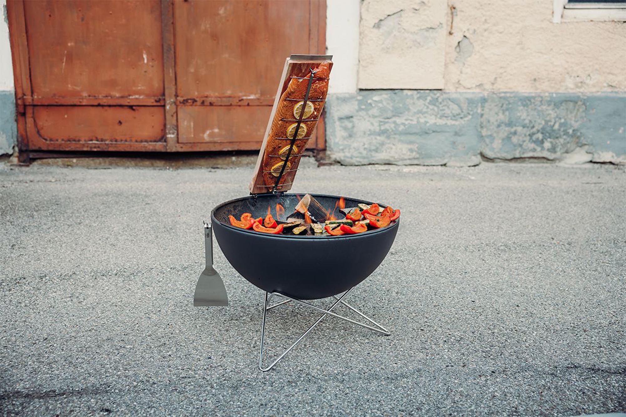 Entdecken Sie das Höfats Flammlachsbrett, ideal für ein einzigartiges Grillerlebnis und köstlichen, perfekt zubereiteten Lachs.