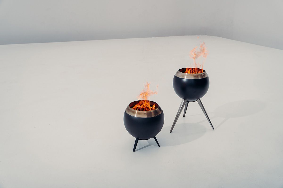 MOON 45: Raucharmes Feuerkunstwerk mit Holzvergaser, schwarzer Stahlkugel und Edelstahlfuss, ideal für Gartenpartys.
