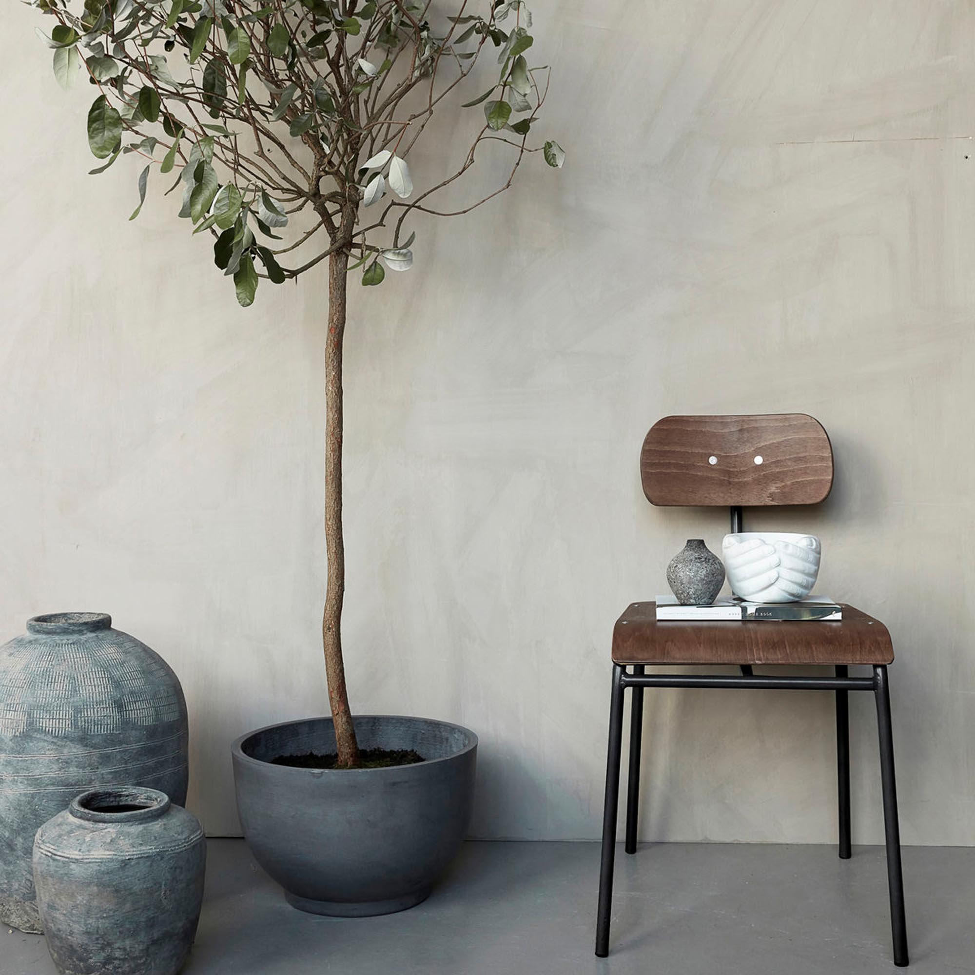 Der Blumenkasten Gard V3 von House Doctor aus Ton mit Beton-Finish ist ideal für den Aussenbereich. Frostsicher, mit Wasserablauf und im 2er-Set erhältlich.