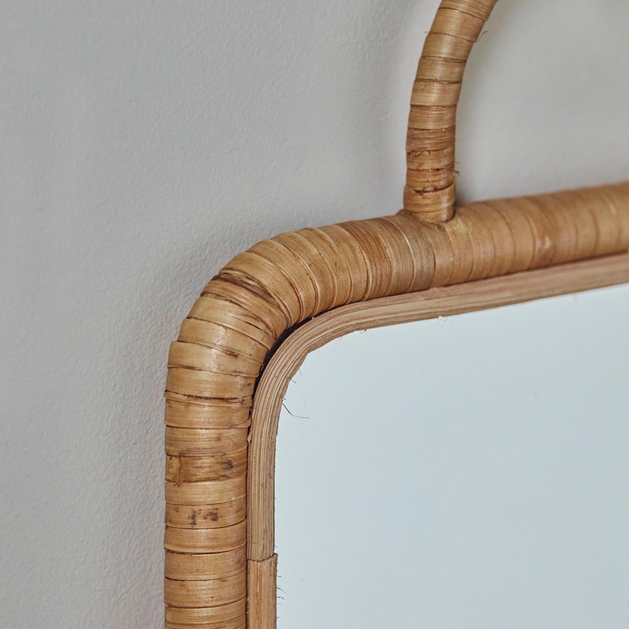 Stilvoller Wandspiegel MKBaki von Meraki, umgeben von einem natürlichen Holzrahmen, perfekt für moderne und gemütliche Inneneinrichtungen.