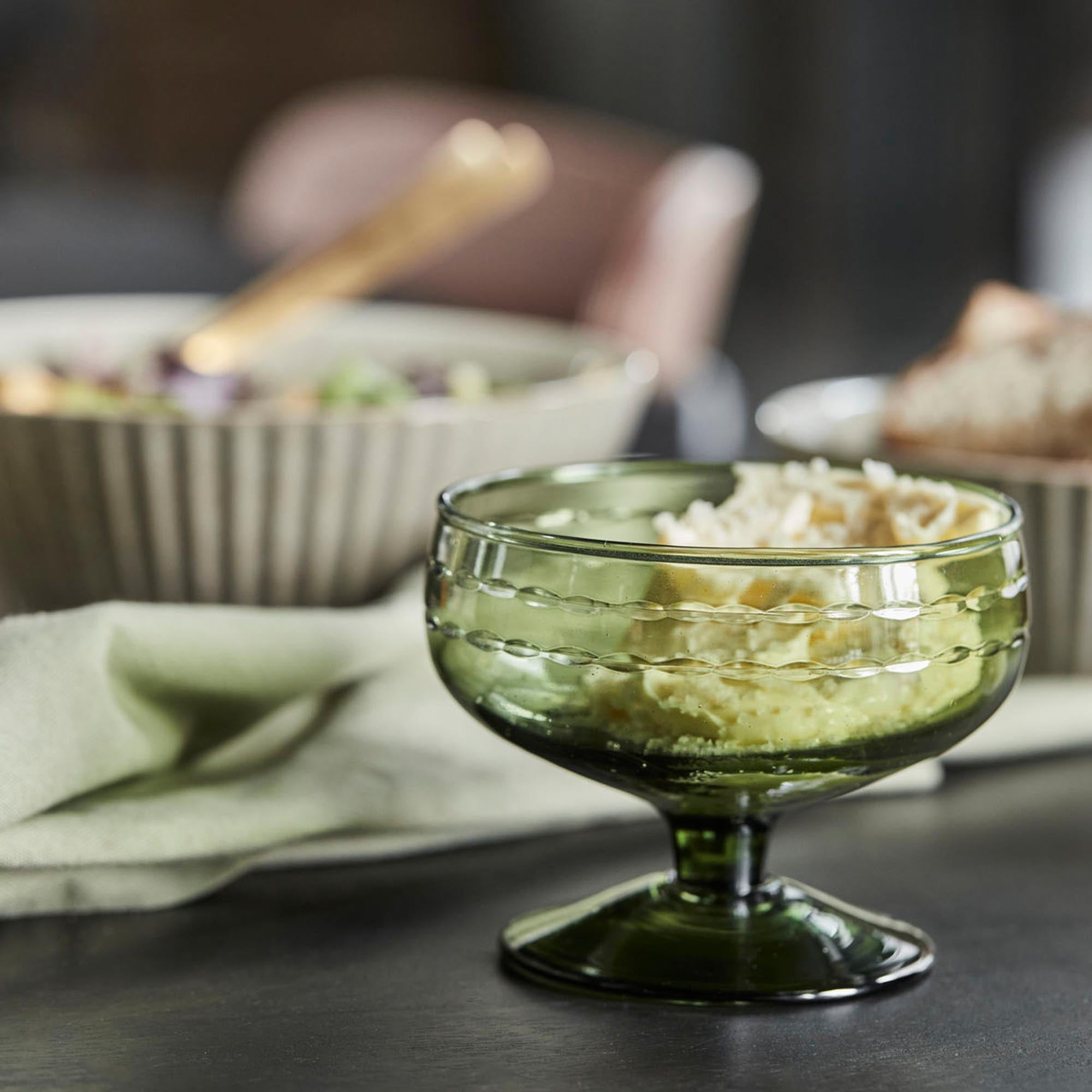 Stilvolle grüne Dessertschale von House Doctor, mundgeblasen, perfekt für elegante Dessertkreationen.