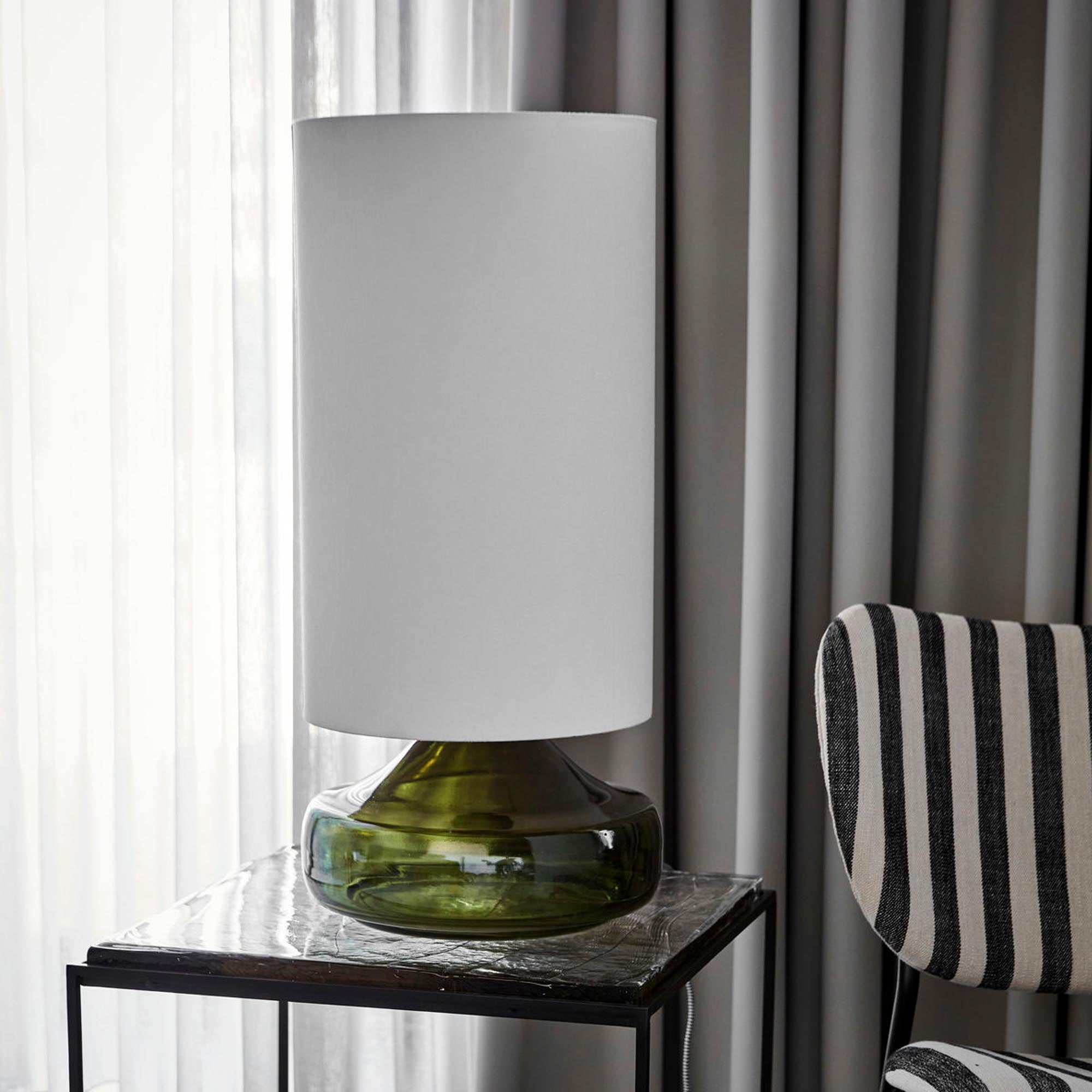 Elegante Tischlampe HDMatte in Grün/Weiss von House Doctor.
