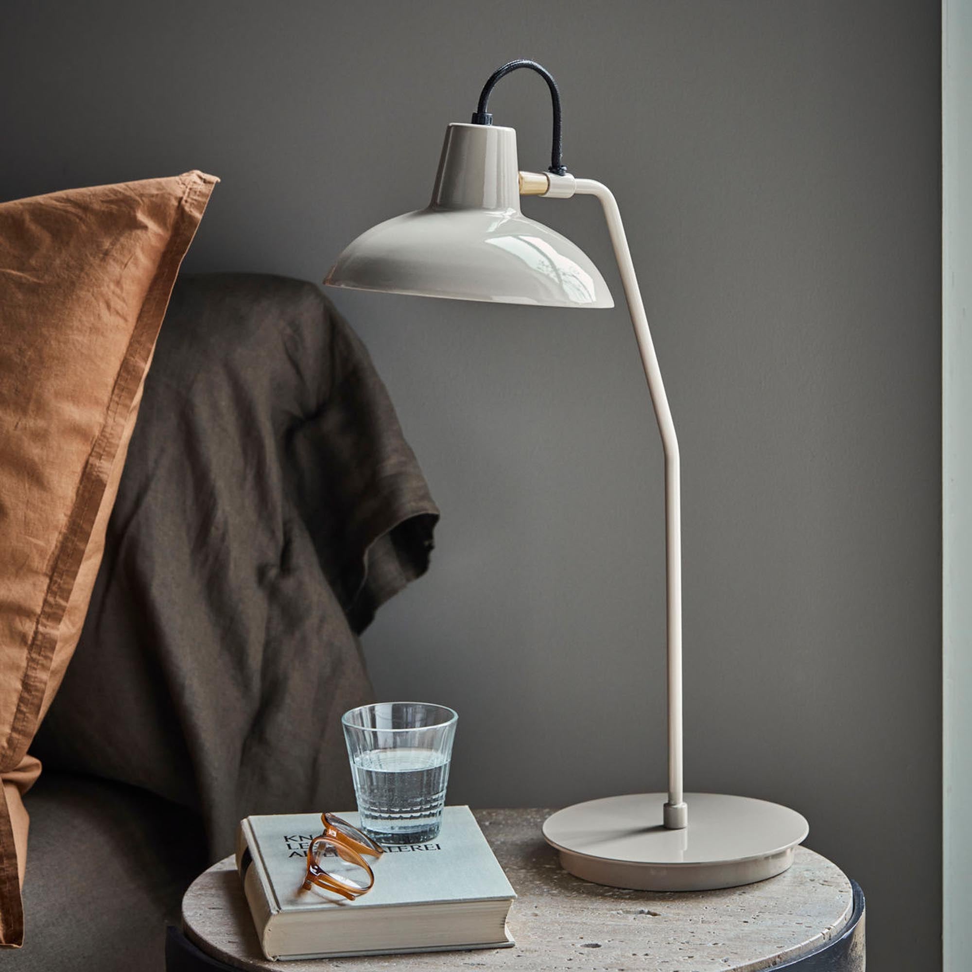 Elegante graue Tischleuchte HDDesk von House Doctor für modernes Ambiente.