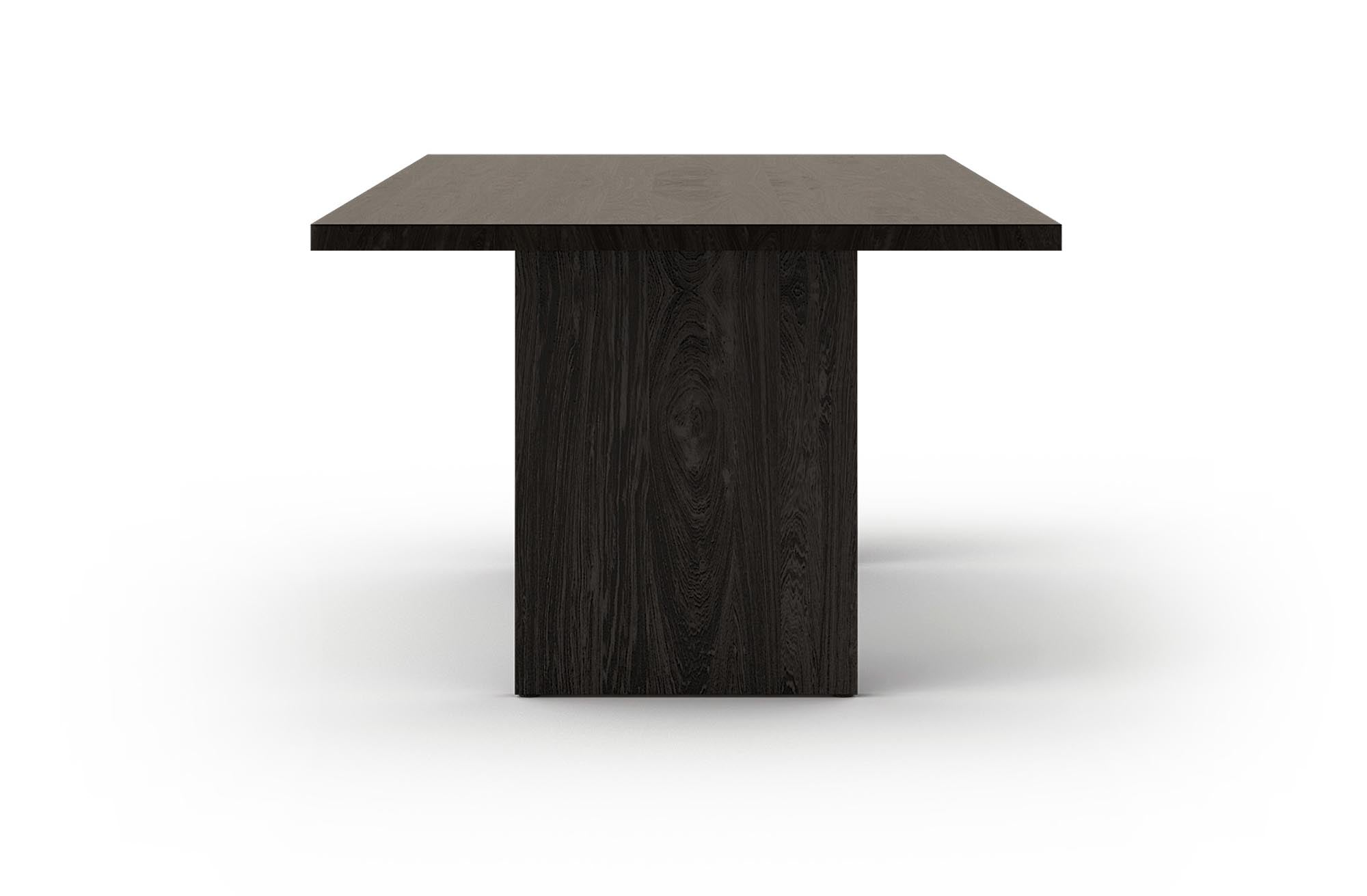 Robuster Flank Massivholztisch von Mobimex, ideal für gemütliche Essbereiche und gesellige Zusammenkünfte, vereint Funktionalität und Design.