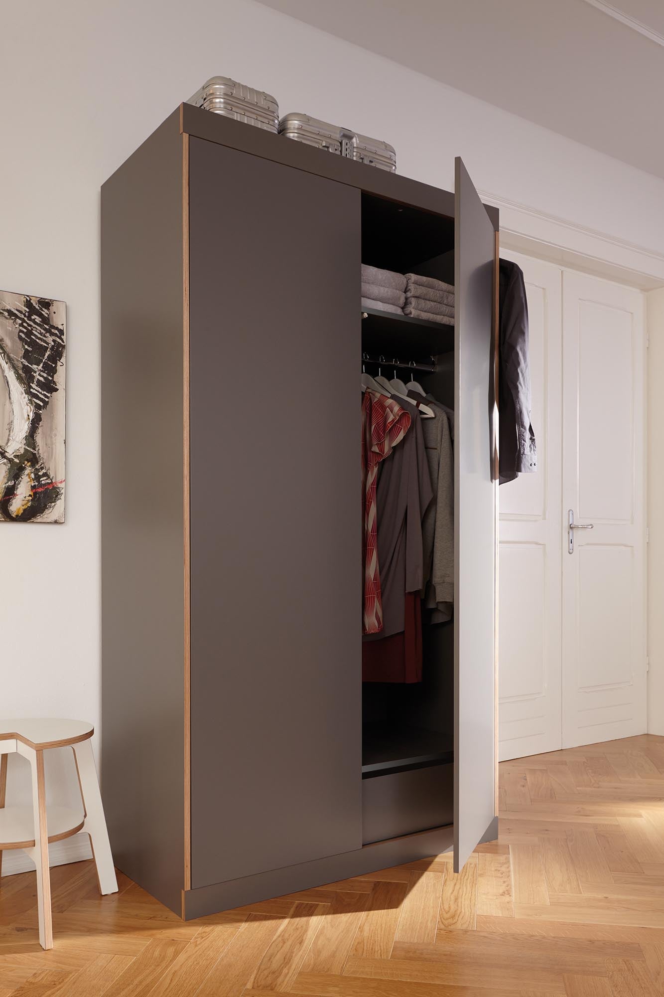 Entdecken Sie den FLAI Kleiderschrank von Müller Möbelwerkstätten: stilvoll, funktional und modern. Ideal für Ihre Garderobe in Anthrazit oder Weiß.