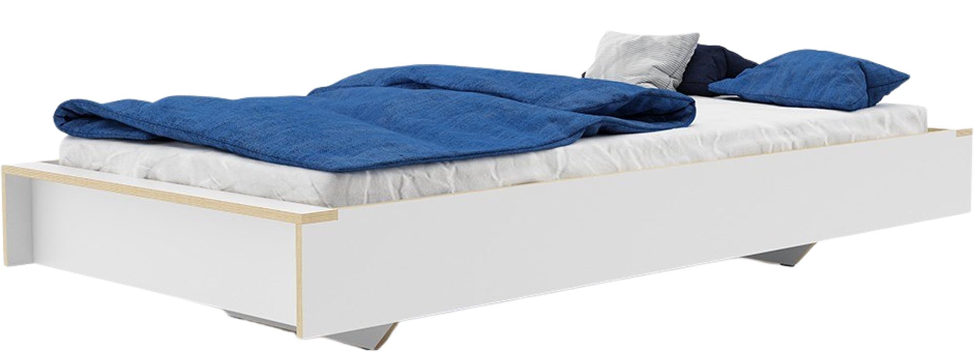 Modernes Flai Einzelbett von Müller Möbelwerkstätten, das durch sein minimalistisches Design und die edlen Materialien besticht.
