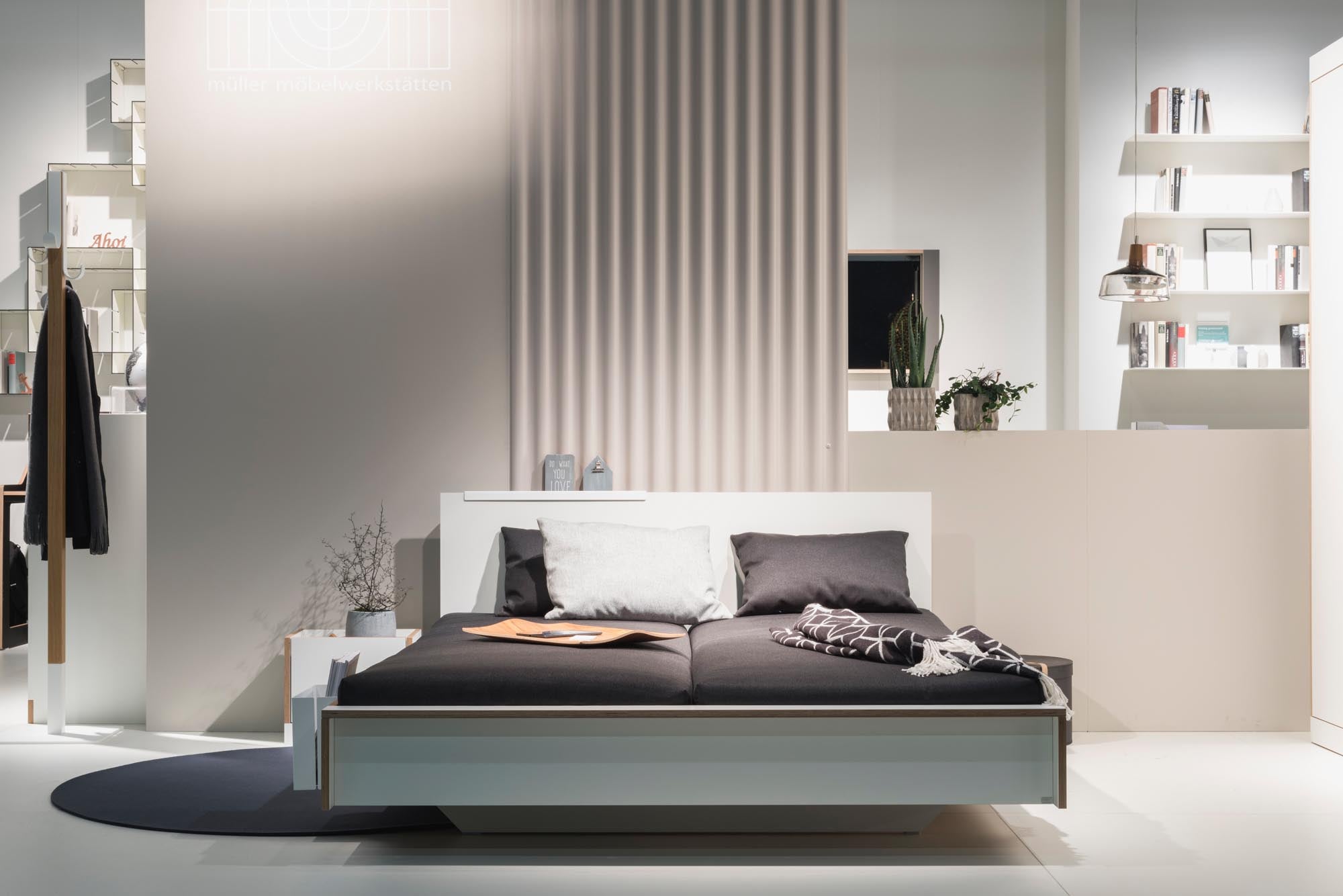 Elegantes FLAI Doppelbett von Müller Möbelwerkstätten, ideal für stilvolle Schlafzimmer, mit robustem Lattenrost für besten Schlaf.