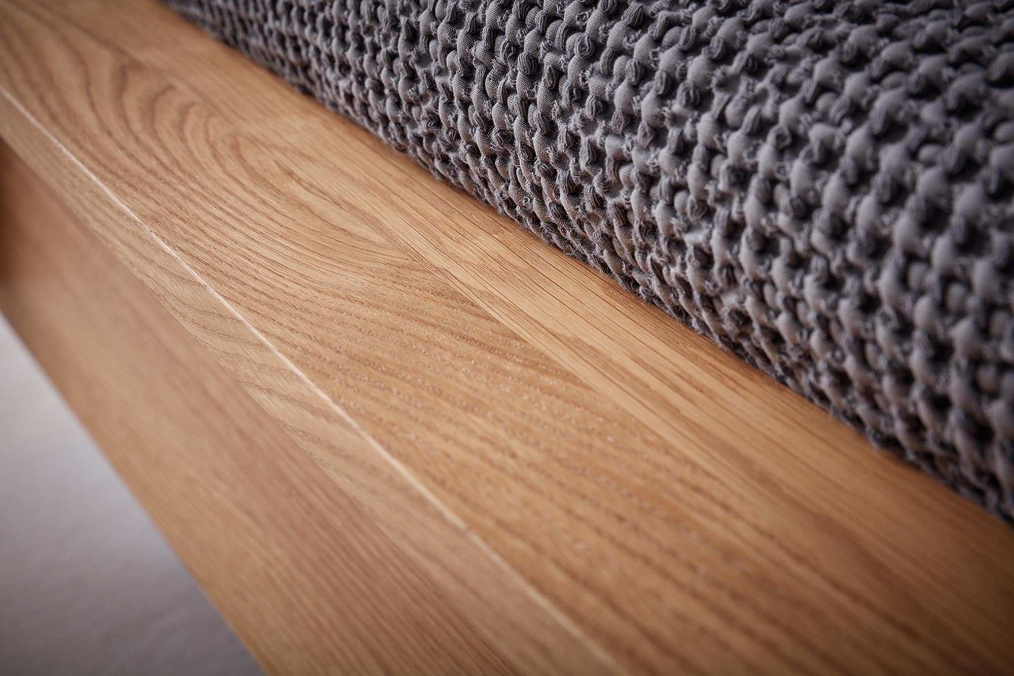 FLAI Doppelbett von Müller Möbelwerkstätten: Komfortable Höhe und stilvolles Kopfteil für erholsamen Schlaf und modernes Wohnen.