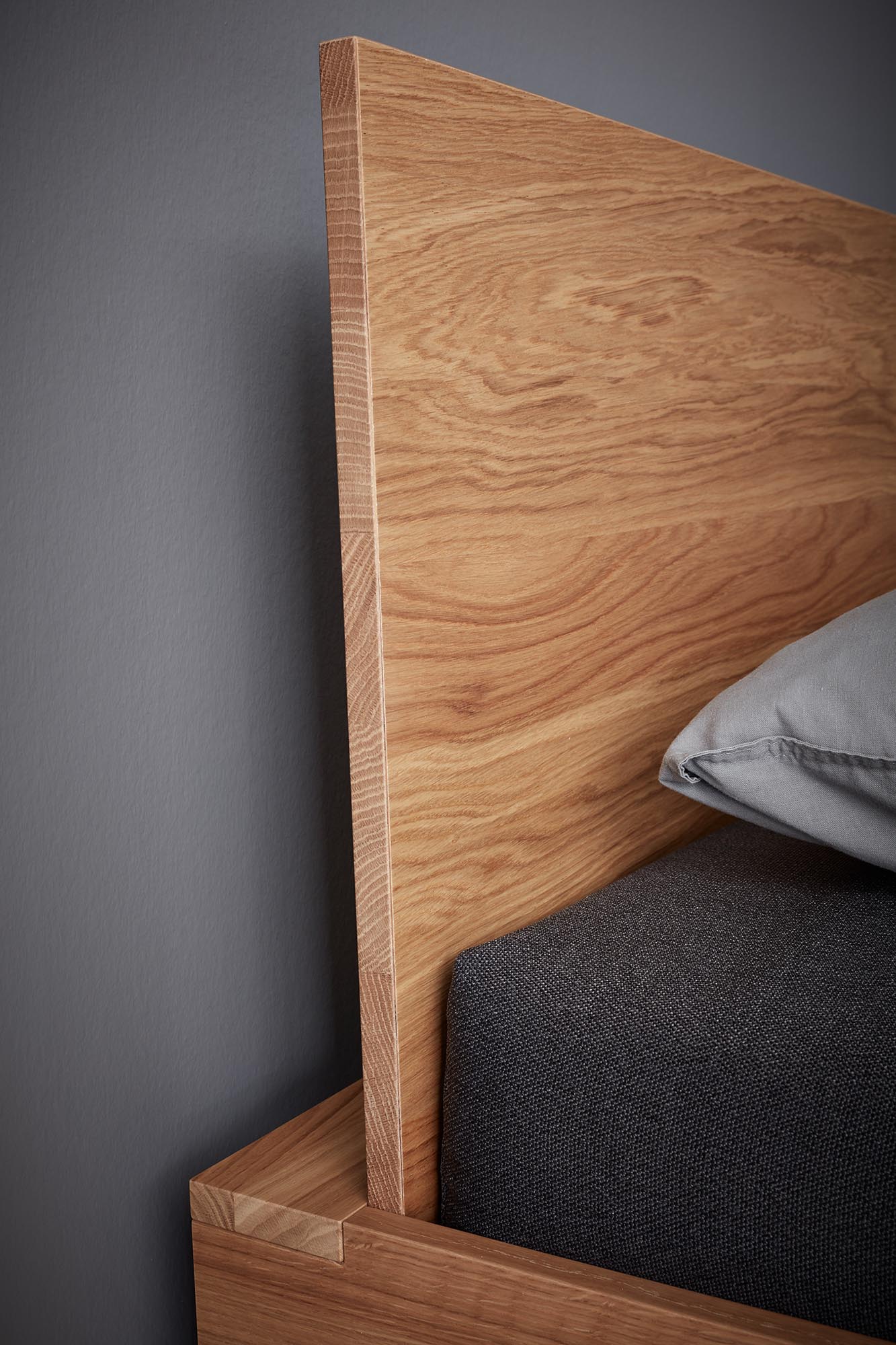 Elegantes Kopfteil FLAI für Doppelbetten, designed von Müller Möbelwerkstätten, vereint modernes Design mit Funktionalität.