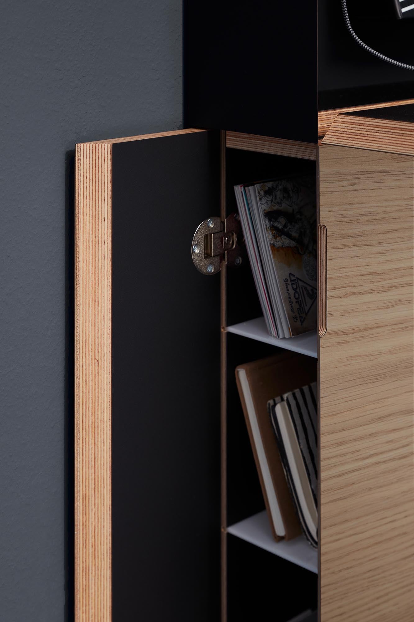 Stylischer Flatmate Sekretär von Müller Möbelwerkstätten, ideal für Homeoffice und kreative Projekte, mit praktischem Technikpaket 2 CH.