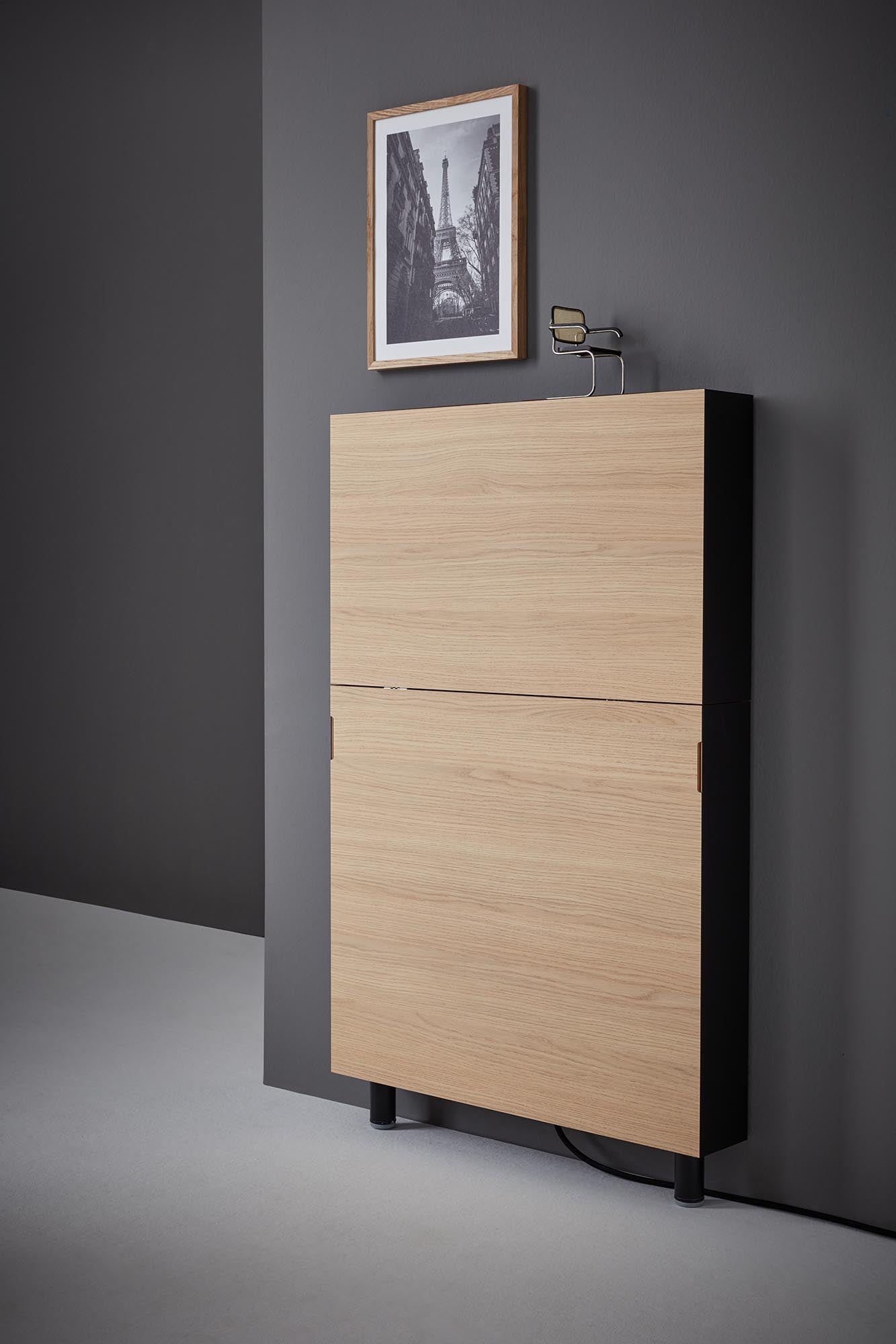 Stylischer Flatmate Sekretär von Müller Möbelwerkstätten, perfekt für kreative Arbeitsumgebungen, ausgestattet mit praktischem Technikpaket.