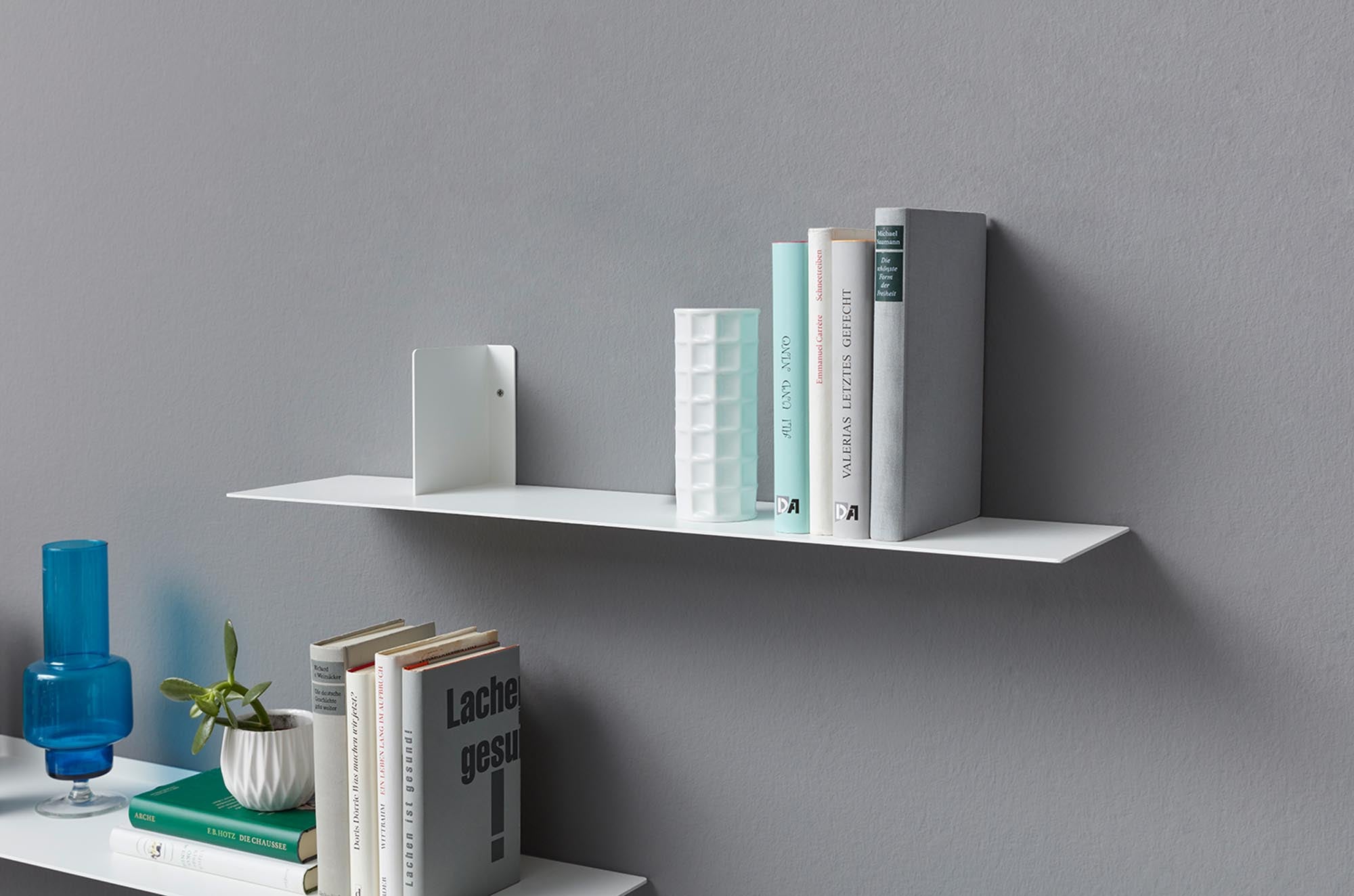 Entdecken Sie das LYN Wandregal von Müller Möbelwerkstätten – elegantes, funktionales Design für moderne Wohnräume.