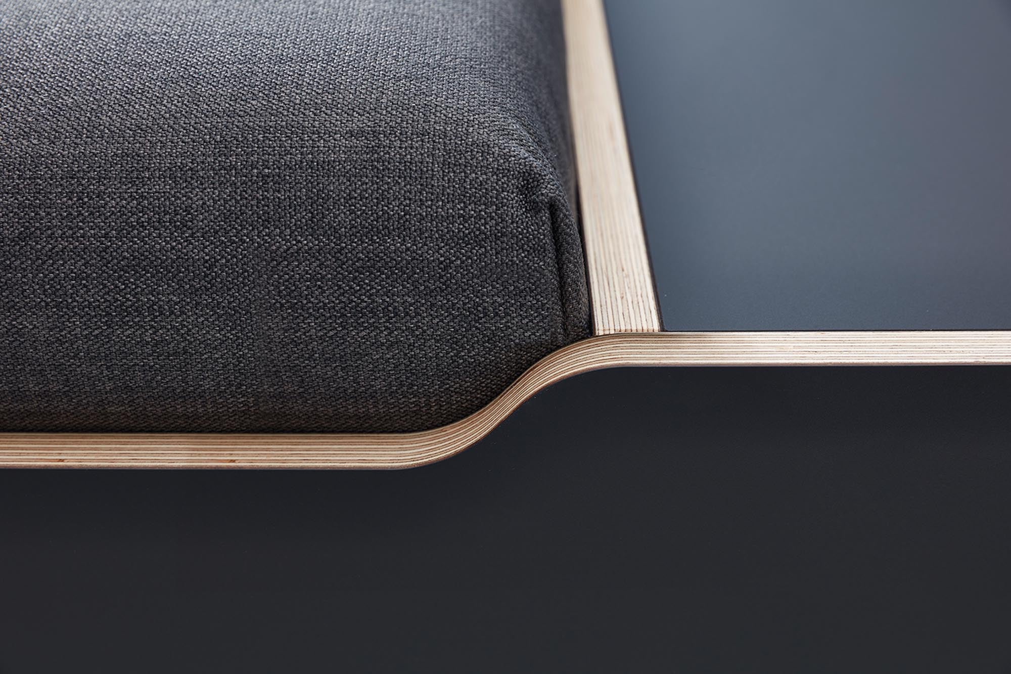 Entdecken Sie das MAUDE Bett von Müller Möbelwerkstätten – eine harmonische Verbindung aus modernem Stil und praktischen Funktionen für Ihr Schlafzimmer.