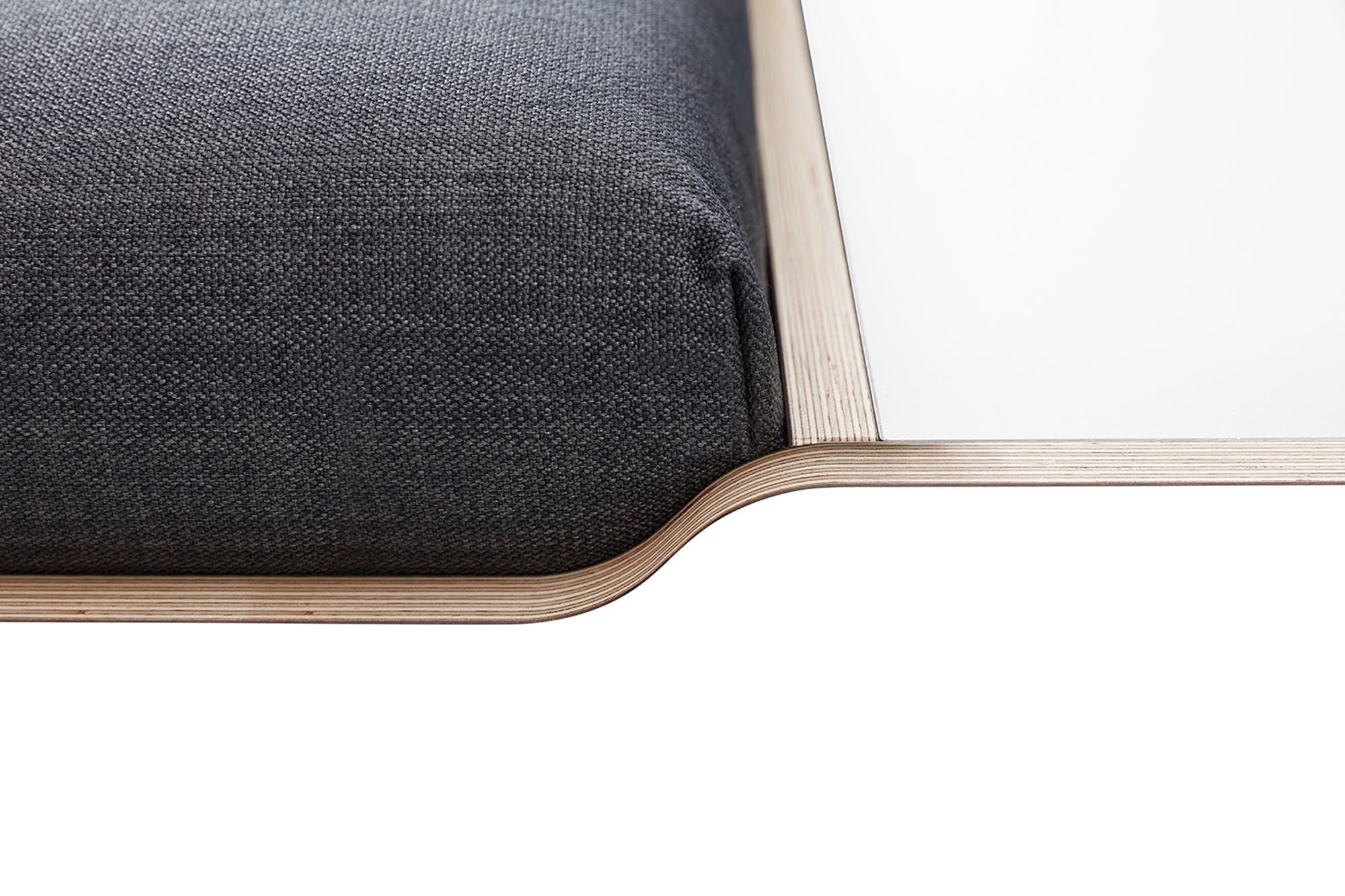 Stilvolles MAUDE Bett von Müller Möbelwerkstätten mit stabilem Lattenrost, ideal für ein zeitgemäßes und einladendes Schlafzimmer.