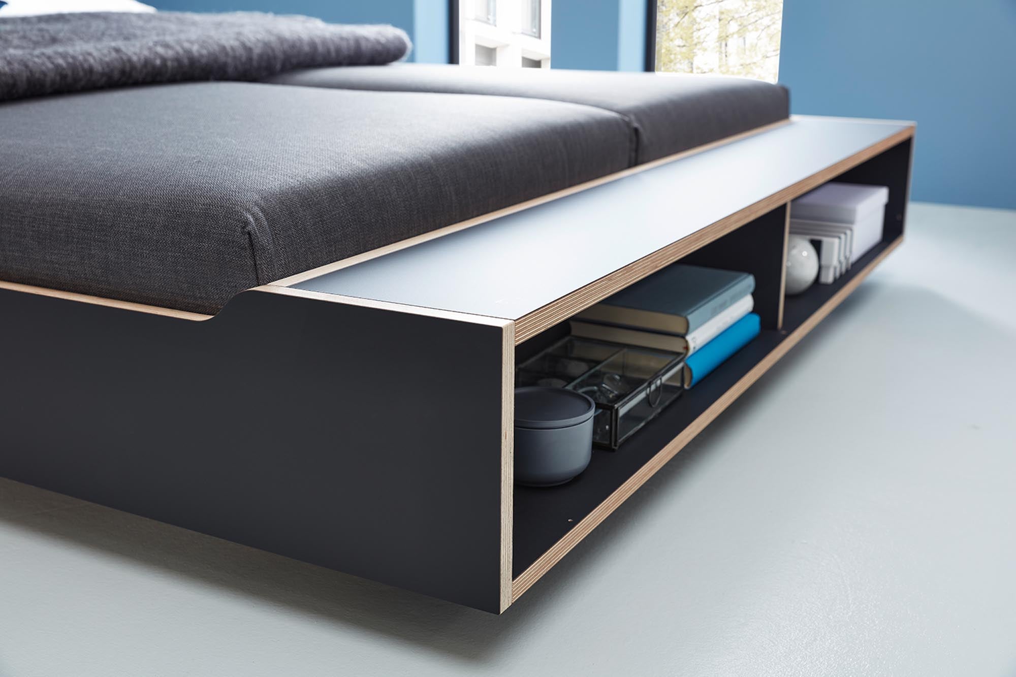 Stilvolles MAUDE Bett von Müller Möbelwerkstätten, kombiniert modernes Design mit einem stabilen Lattenrost für optimalen Schlafkomfort.