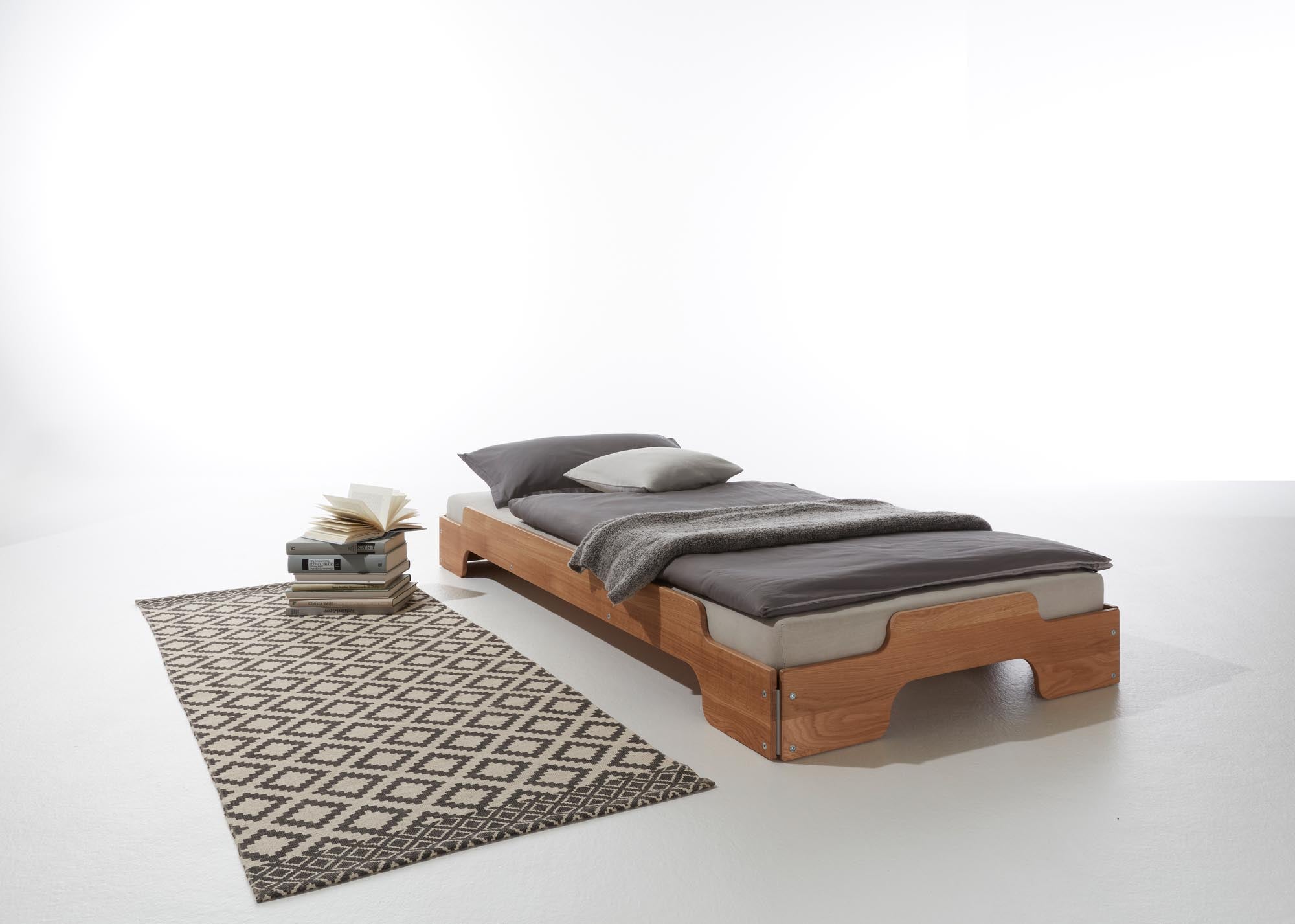 Stapelliege Klassik in Eiche massiv präsentiert im Onlineshop von KAQTU Design AG. Bett ist von Müller Möbelwerkstätten