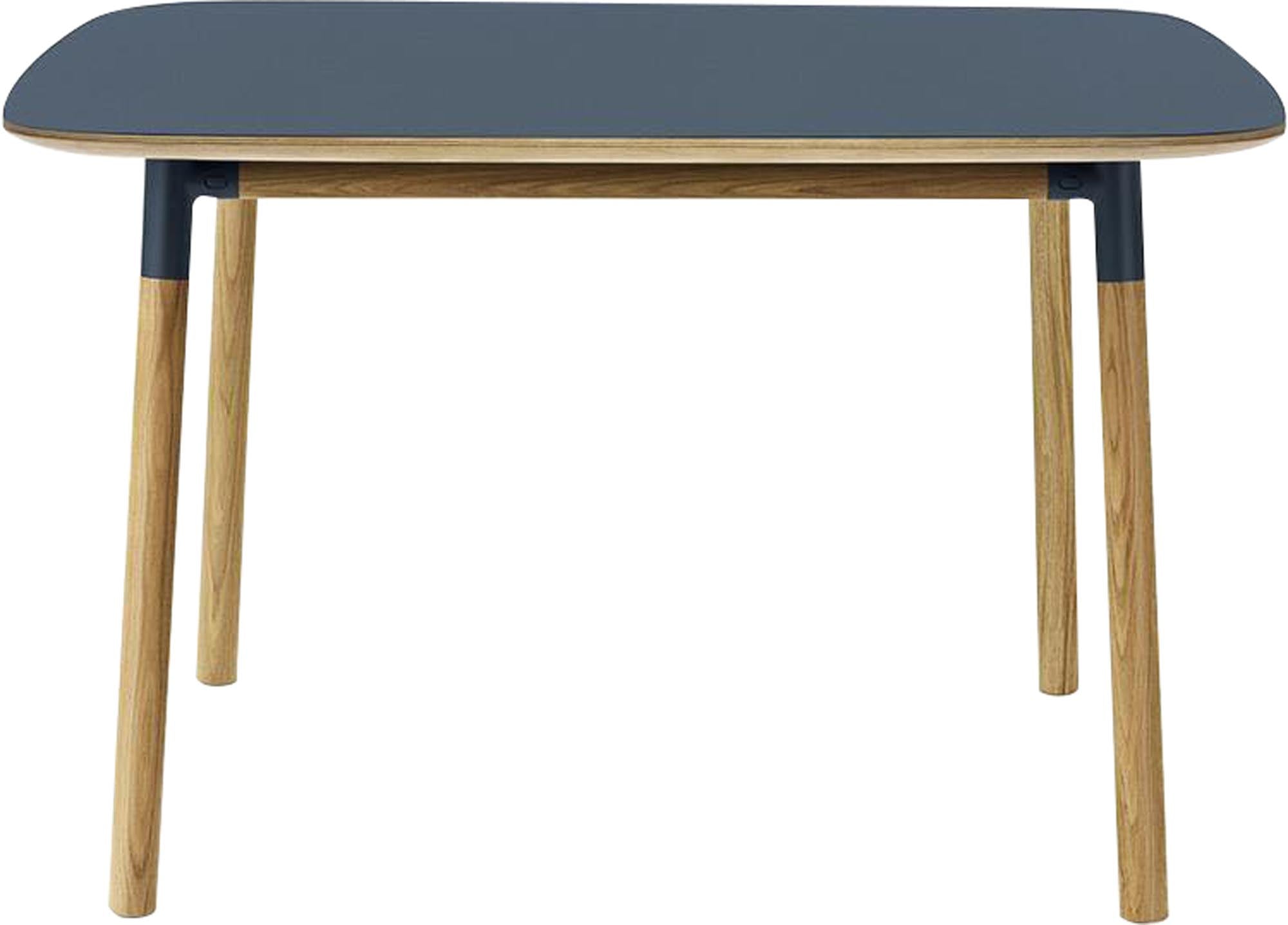 Entdecken Sie den Form Tisch 120x120 von Normann Copenhagen – ein elegantes, funktionales Möbelstück, das modernes Wohnen perfekt ergänzt.