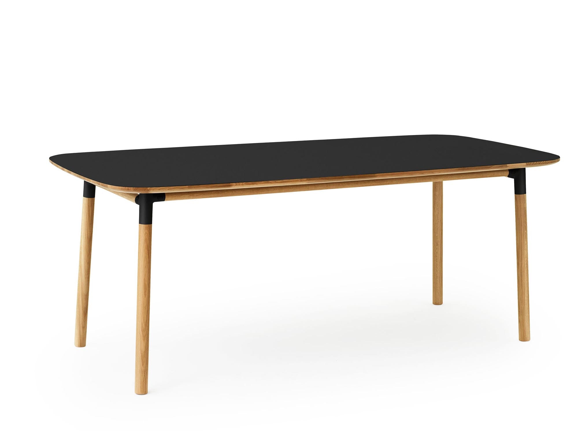 Eleganter Esstisch Form 95 x 200 von Normann Copenhagen, ideal für gemütliche Mahlzeiten und stilvolle Einrichtung.
