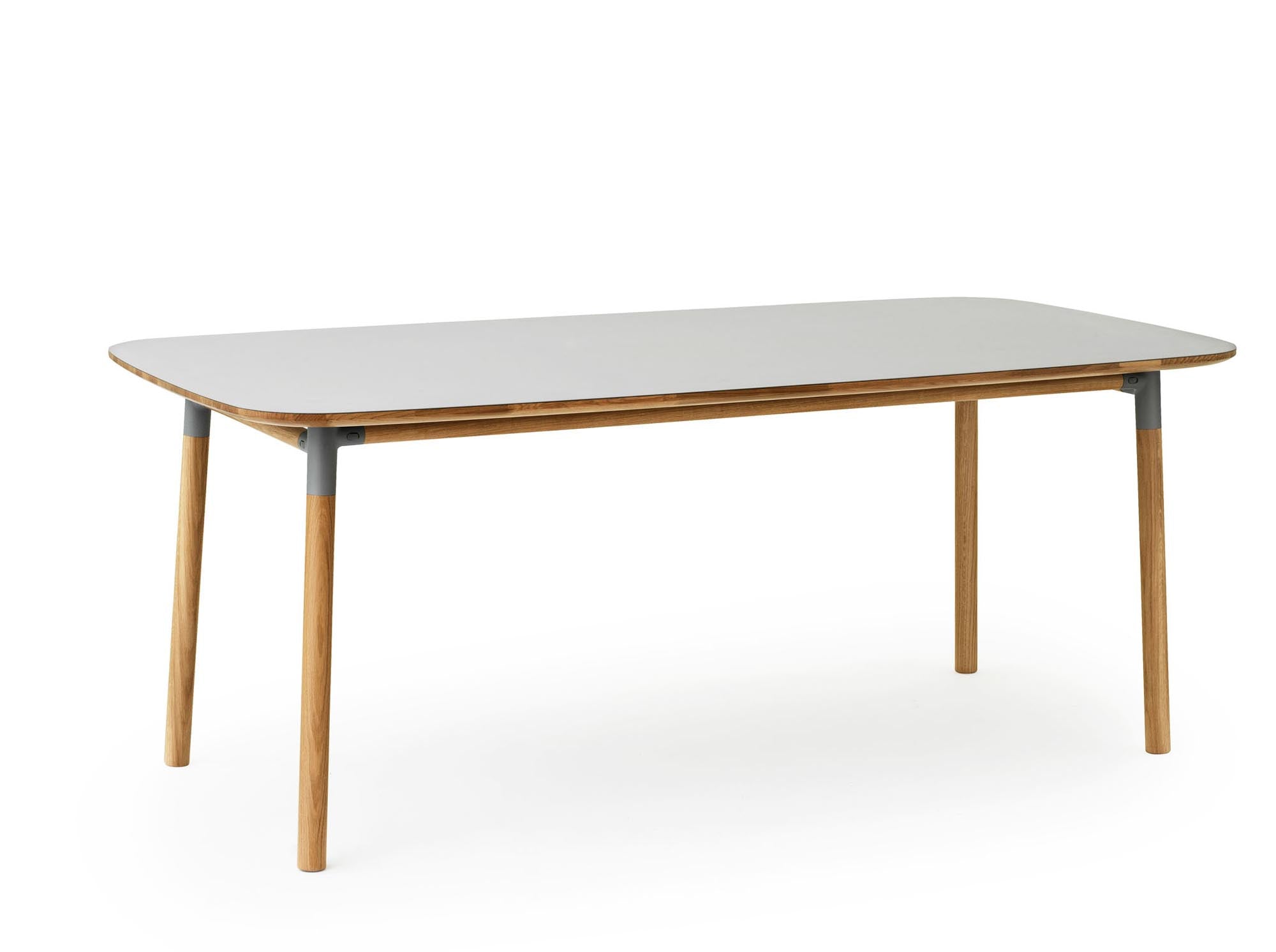 Eleganter Esstisch Form 95 x 200 von Normann Copenhagen, ideal für stilvolle Essbereiche und gesellige Runden.