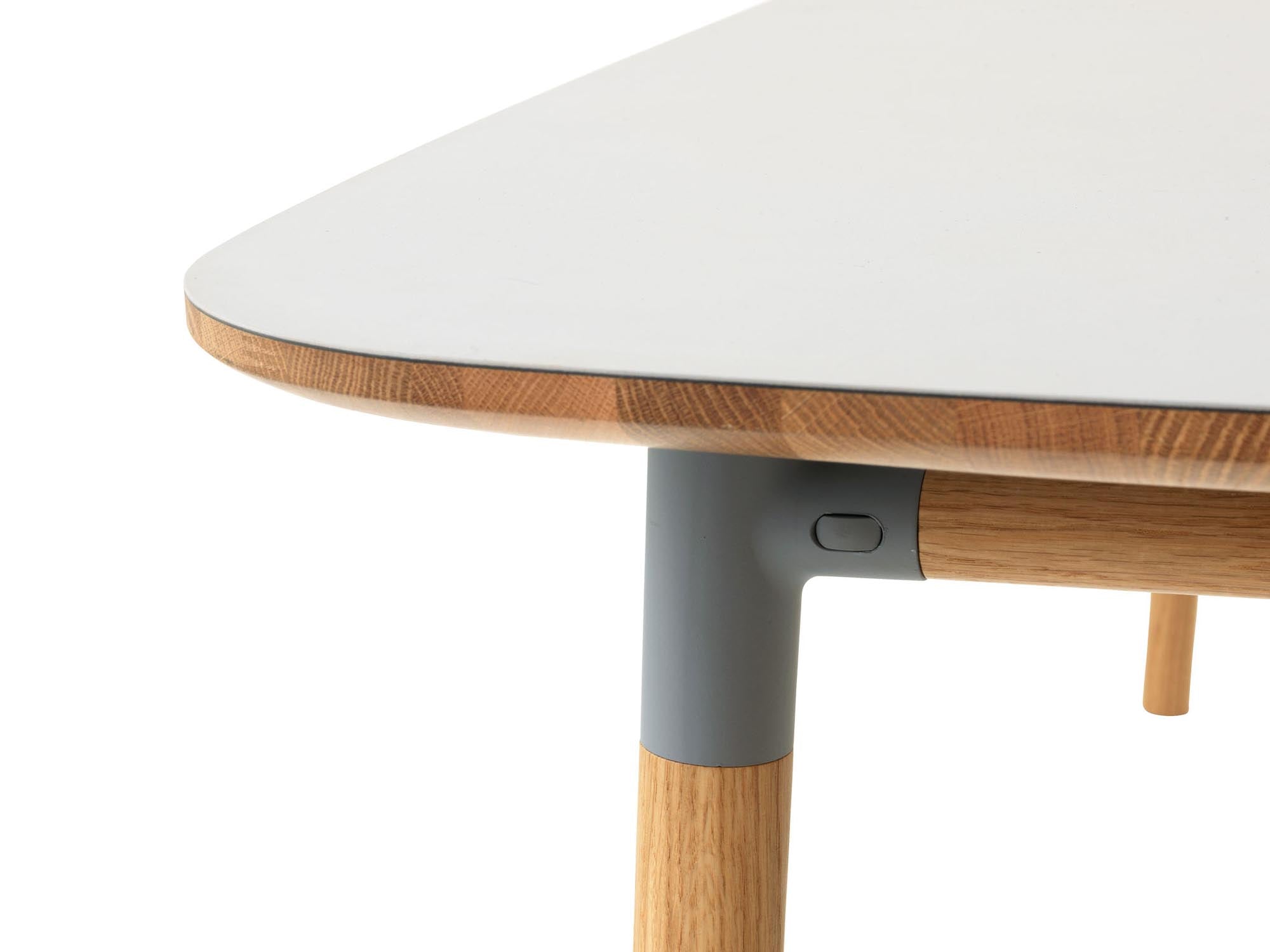 Erleben Sie den Form Tisch 95 x 200 von Normann Copenhagen – ein modernes Designhighlight, das Stil und Vielseitigkeit in Ihr Zuhause bringt.