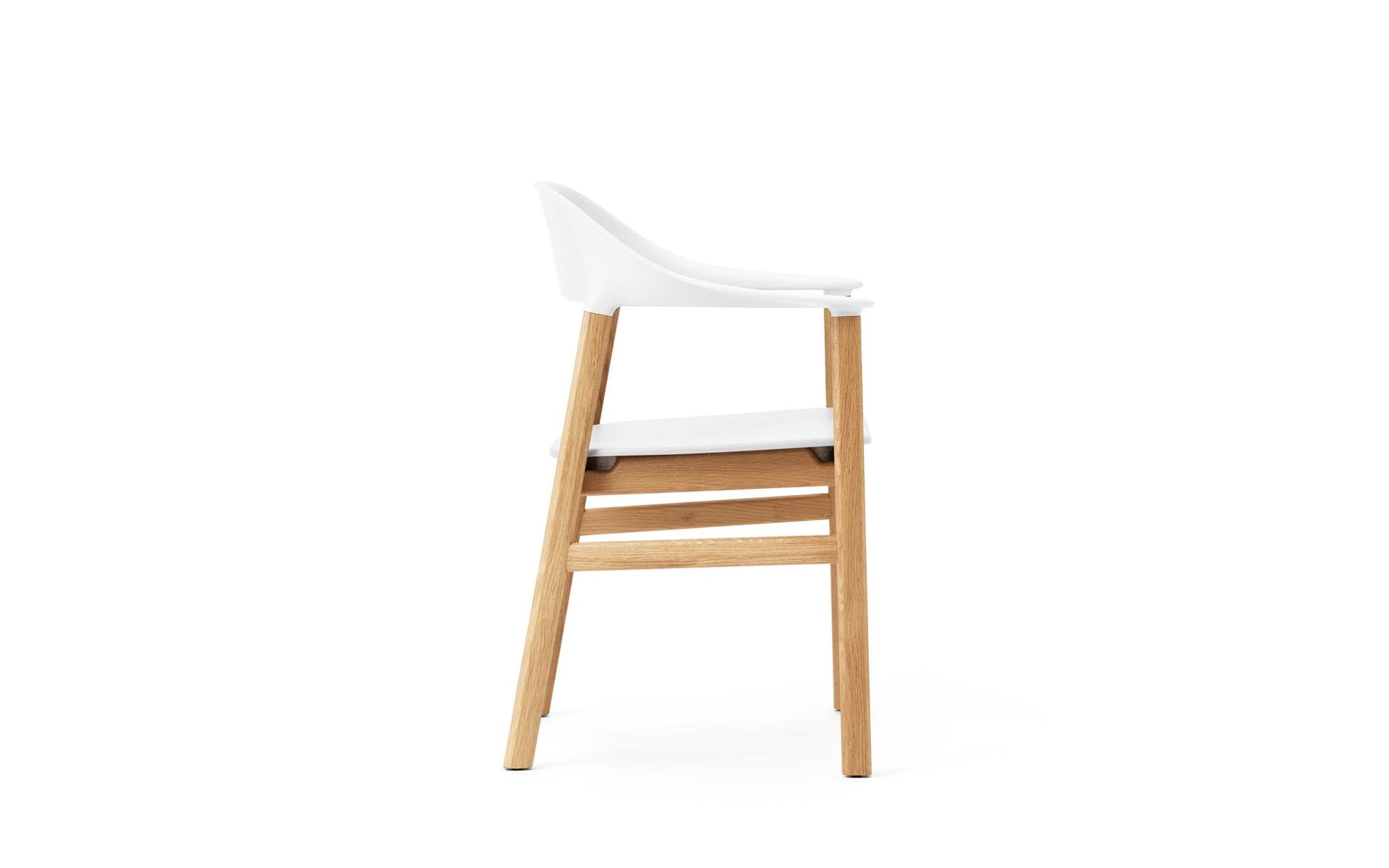 Herit Armlehnstuhl von Normann Copenhagen: Eleganz aus Eiche und Kunststoff, vereint Tradition mit modernem Komfort für Ihr Zuhause.