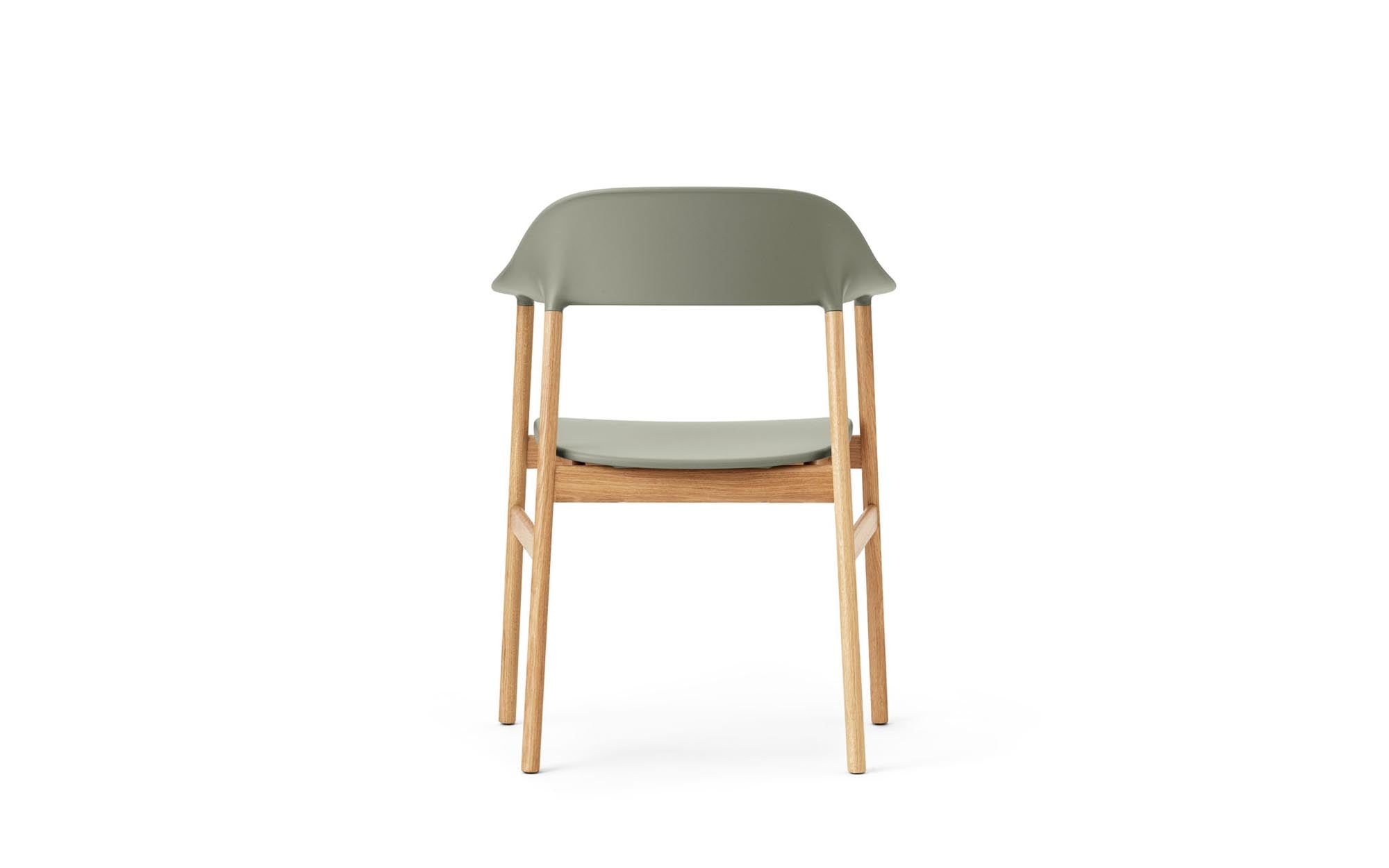 Eleganter Herit Armlehnstuhl von Normann Copenhagen, der skandinavisches Design und hohen Sitzkomfort harmonisch verbindet.