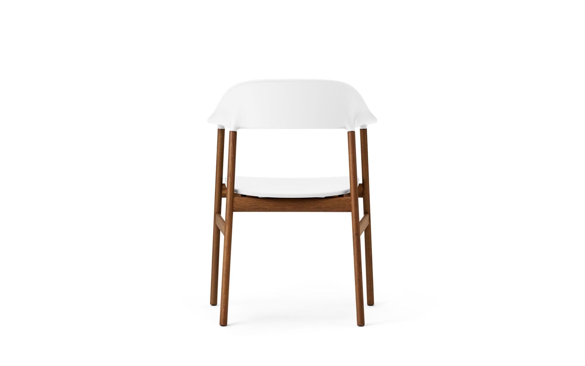 Stilvoller Herit Armlehnstuhl von Normann Copenhagen, der modernes skandinavisches Design mit ergonomischer Bequemlichkeit vereint.