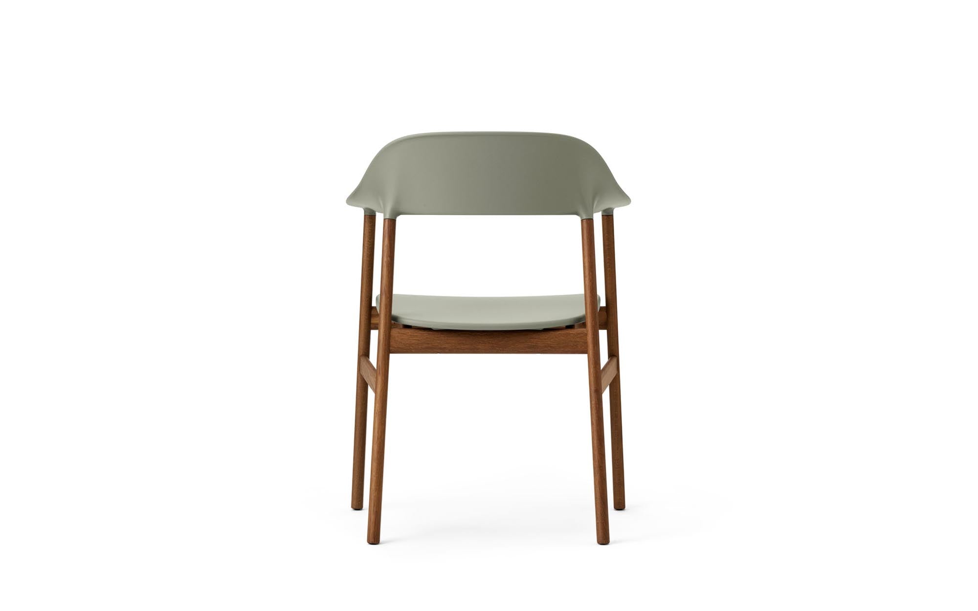 Eleganter Herit Armlehnstuhl von Normann Copenhagen, der modernes skandinavisches Design und hohen Sitzkomfort harmonisch kombiniert.