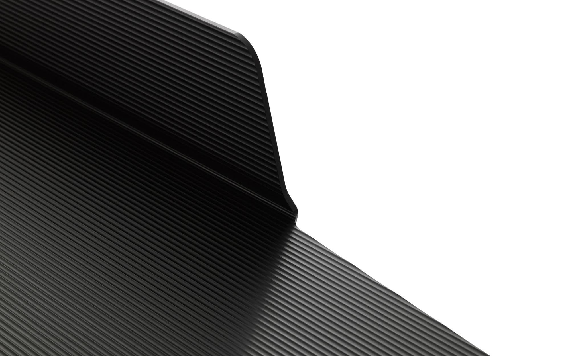 Elegantes Jet Regal in Schwarz von Normann Copenhagen, 160 cm lang, ideal für stilvolle Wandgestaltung und praktische Aufbewahrung.