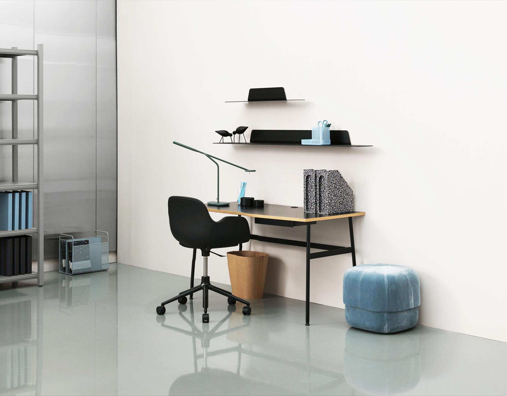 Moderner Journal Schreibtisch von Normann Copenhagen: Funktionalität trifft auf stilvolles skandinavisches Design für jeden Arbeitsplatz.