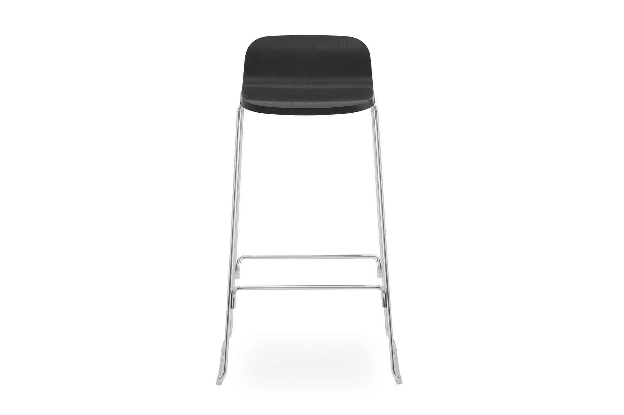 Erleben Sie den Just Barhocker mit Lehne von Normann Copenhagen – stilvoll, komfortabel und ideal für moderne Wohnräume.