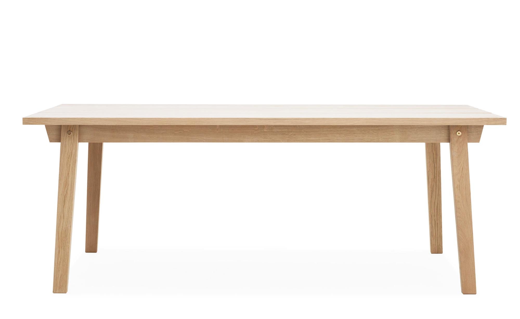 Eleganter Slice Tisch von Normann Copenhagen, perfekt für Esszimmer, kombiniert zeitgenössische Ästhetik mit funktionaler Flexibilität.