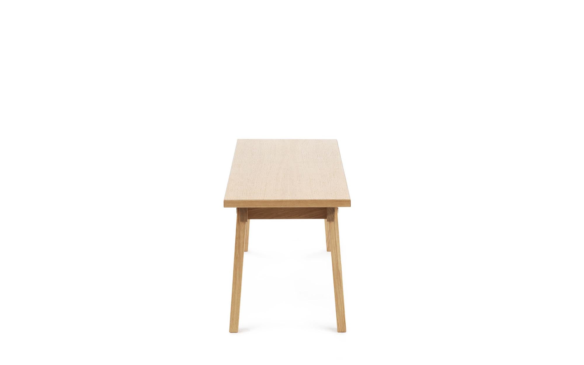 Entdecken Sie die Slice Bank Vol. 2 von Normann Copenhagen: eine stilvolle Sitzbank aus hochwertiger Eiche, perfekt für jedes moderne Zuhause.
