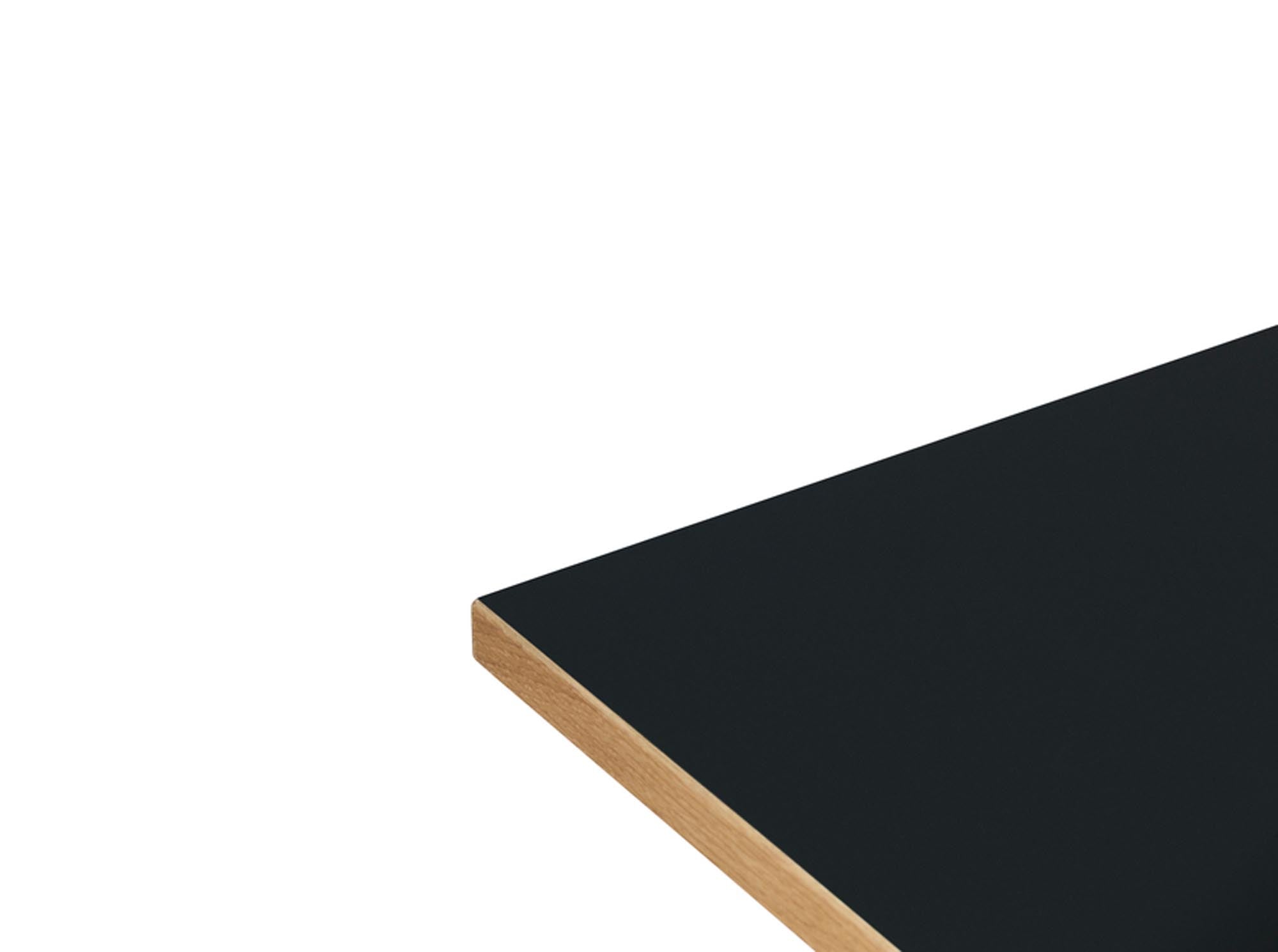 Eleganter Esstisch Slice aus Linoleum von Normann Copenhagen, ideal für stilvolle Essbereiche und moderne Einrichtung.