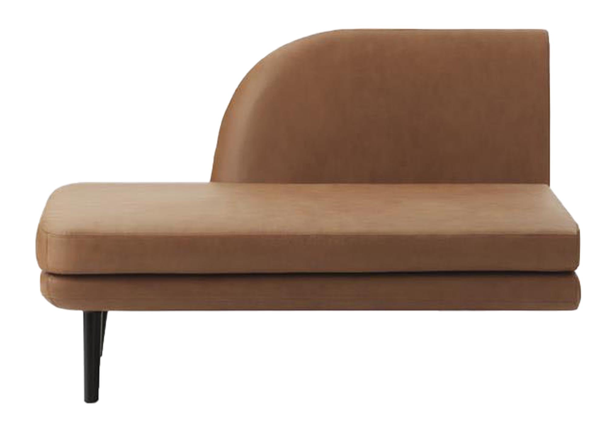 Entdecken Sie den eleganten Studio Stuhl mit Frontpolster in Schwarz, gefertigt aus Stahl und Eiche mit hochwertigem Ultra Leder von Normann Copenhagen.