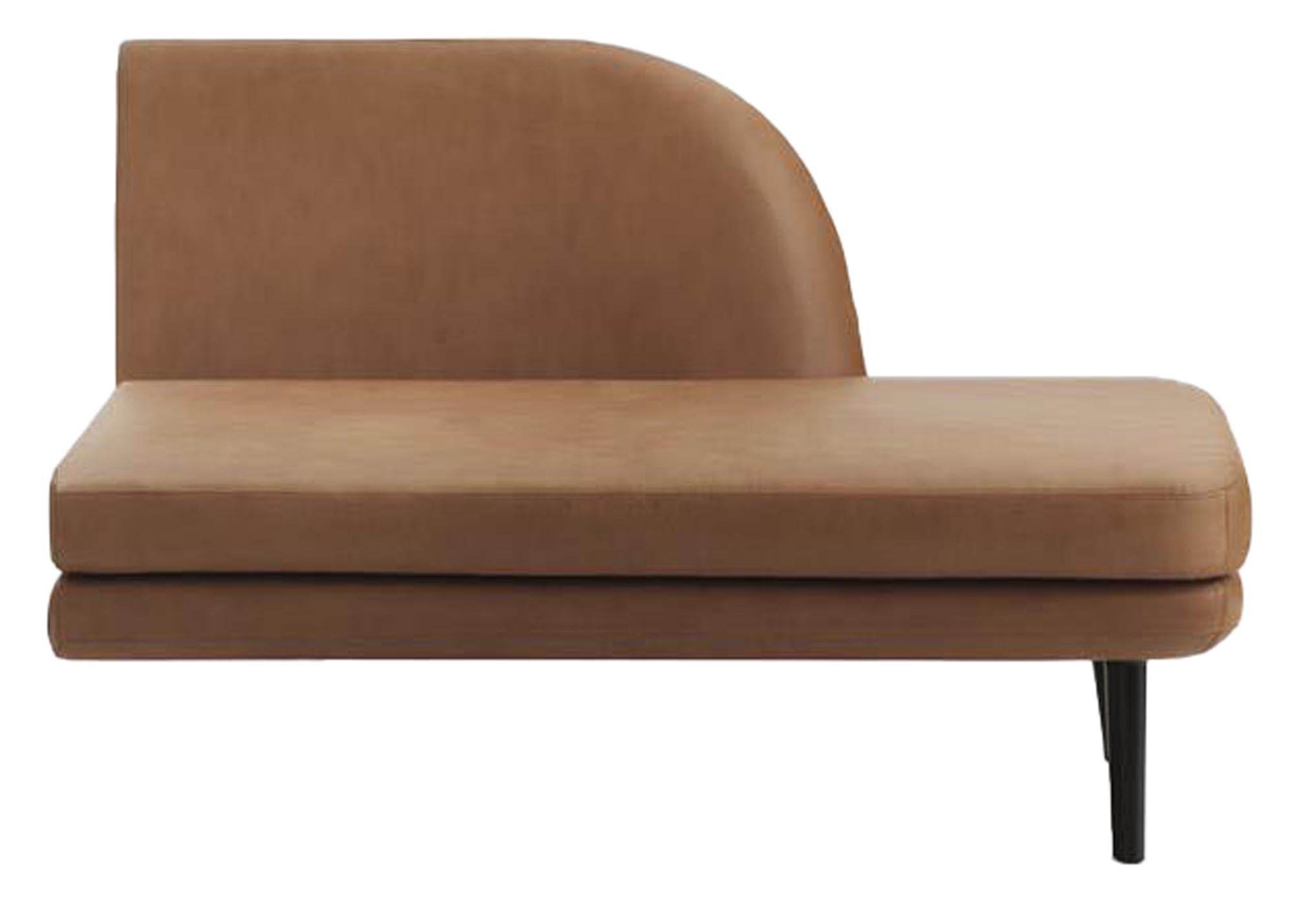 Entdecken Sie das Sum modulare Sofa 340 von Normann Copenhagen: Stilvolles Design, offenes Layout, schwarzes Aluminium und hochwertiges Ultra Leder.