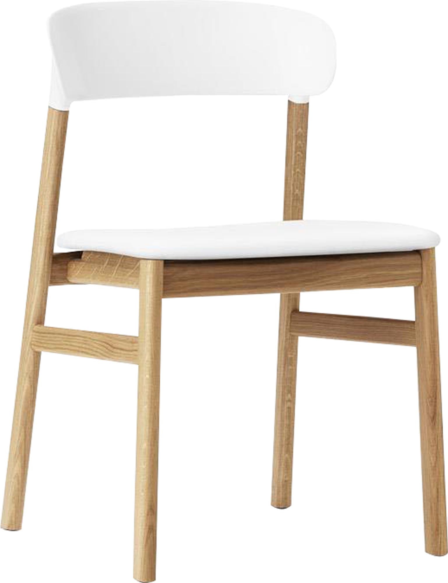 Stilvoller Herit Stuhl von Normann Copenhagen, kombiniert edles schwarzes Leder mit einem stabilen Eichenholzgestell, ideal für zeitgemäße Einrichtung.