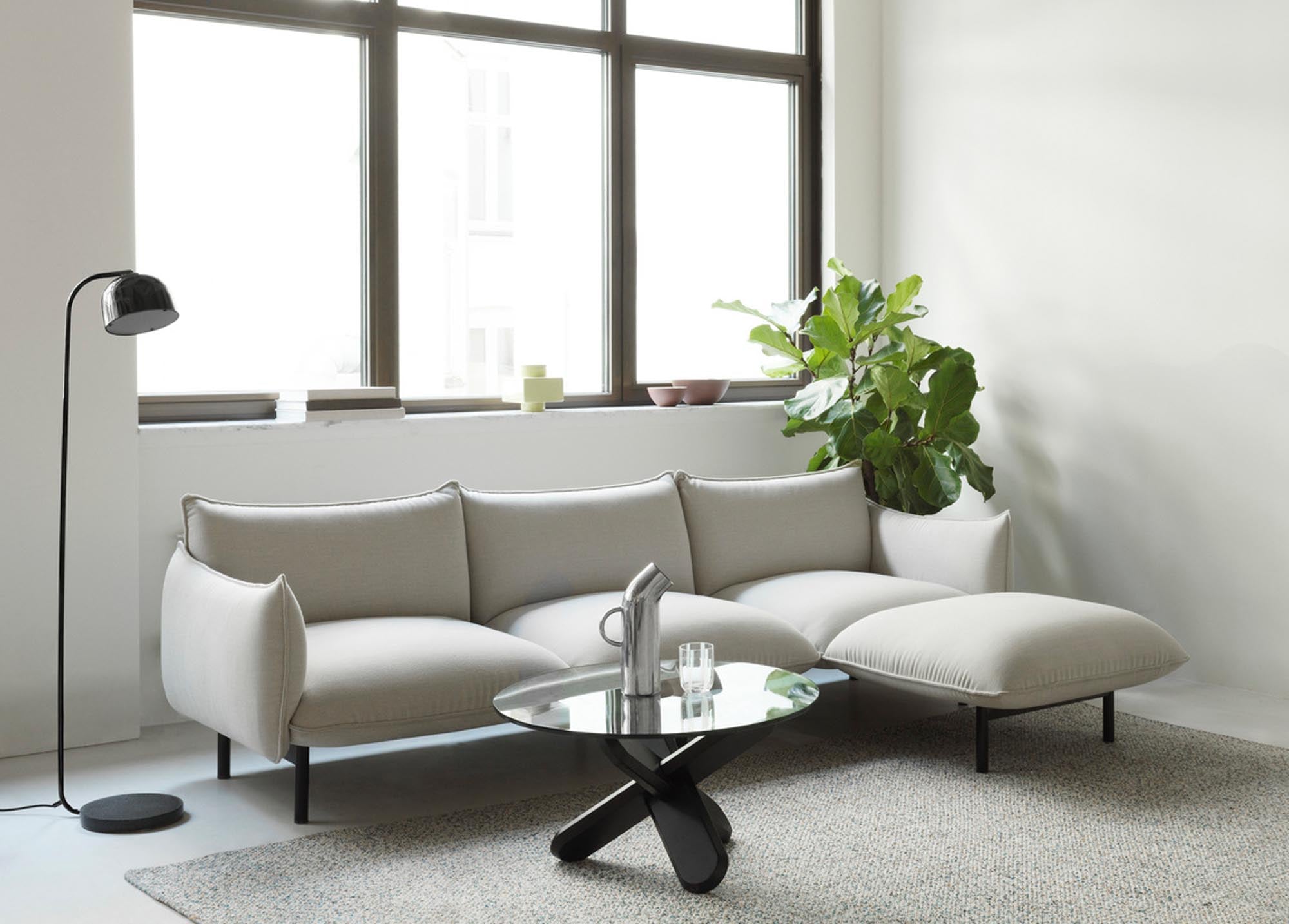 Erleben Sie das Ark modulare Sofa 420 Chaise Longue mit rechter Armlehne in elegantem Schwarz. Perfekte Kombination aus modernem Design und höchstem Sitzkomfort.