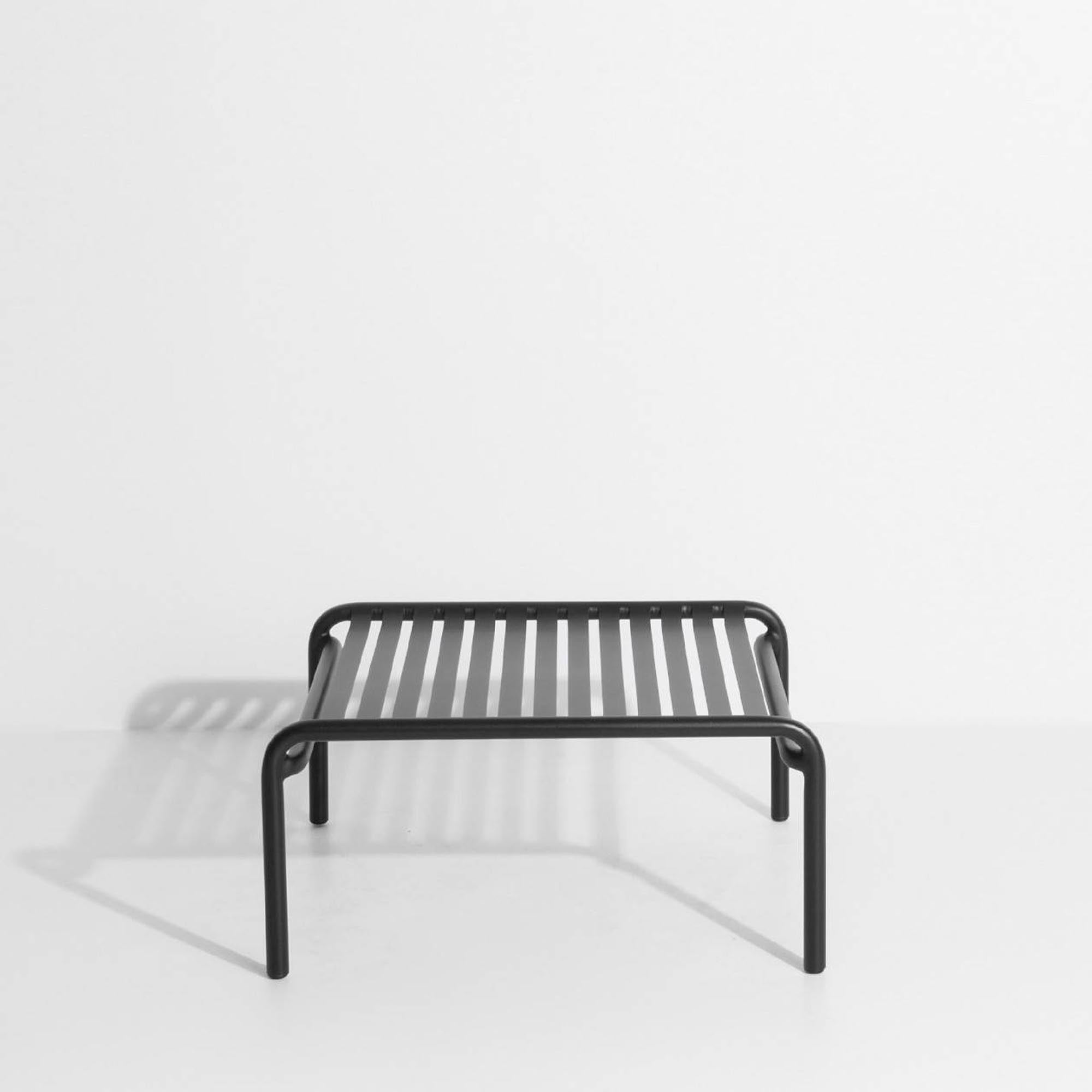 Eleganter kleiner Week-End Loungetisch von Petite Friture, ideal für gemütliche Zusammenkünfte und moderne Wohnraumgestaltung.