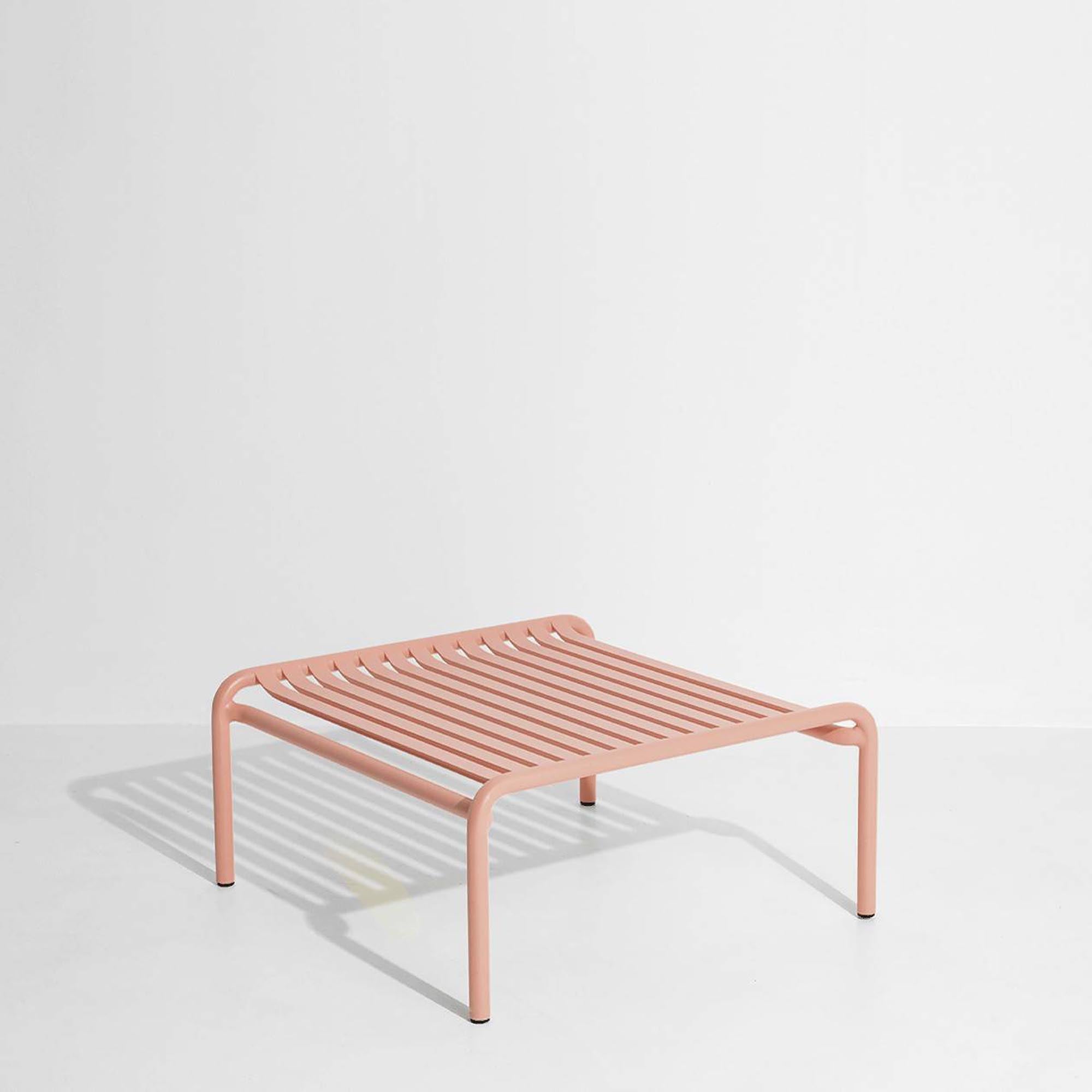 Kompakter Loungetisch "Week-End" von Petite Friture, ideal für gemütliche Stunden im Freien und moderne Gartenmöbelgestaltung.