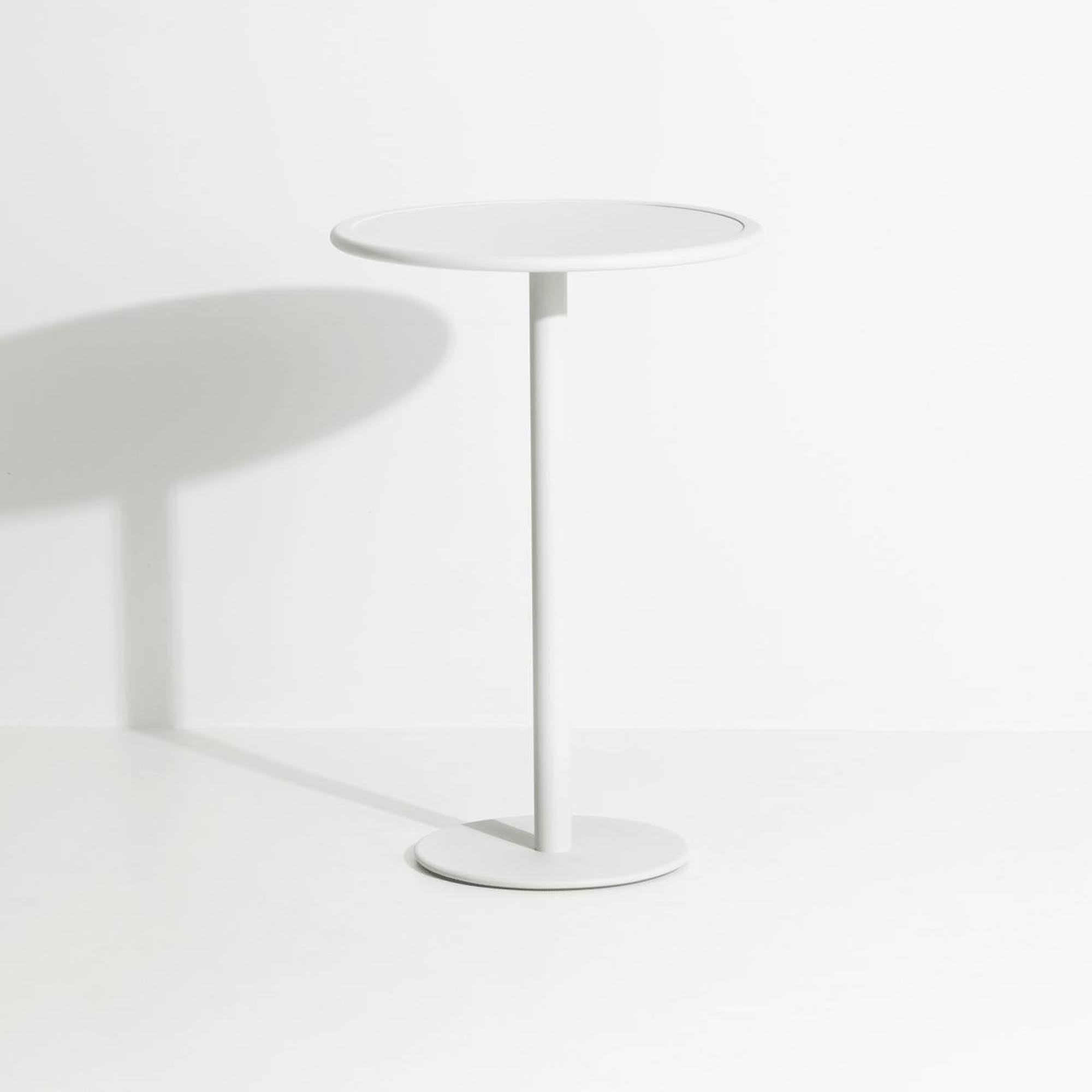 Eleganter runder Bartisch von Petite Friture, ideal für entspannte Abende im Freien und gesellige Zusammenkünfte.